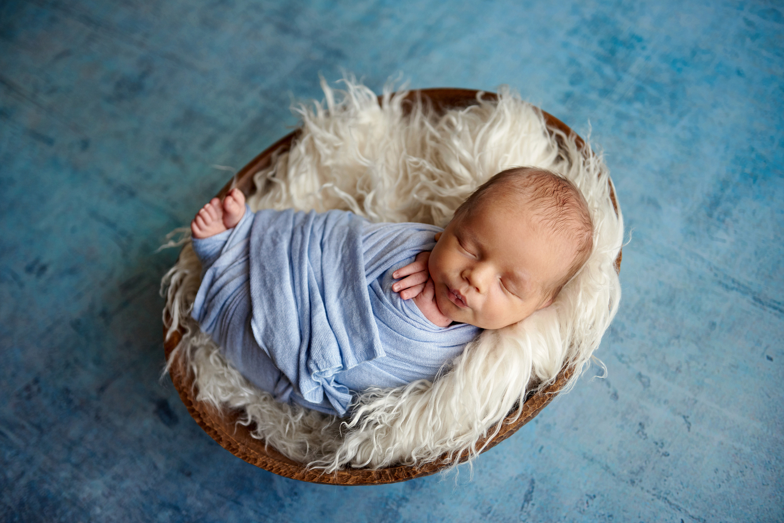Фото малюка тільки в обмотках. Фотограф новонароджених діток та їх сімей в Тернополі
