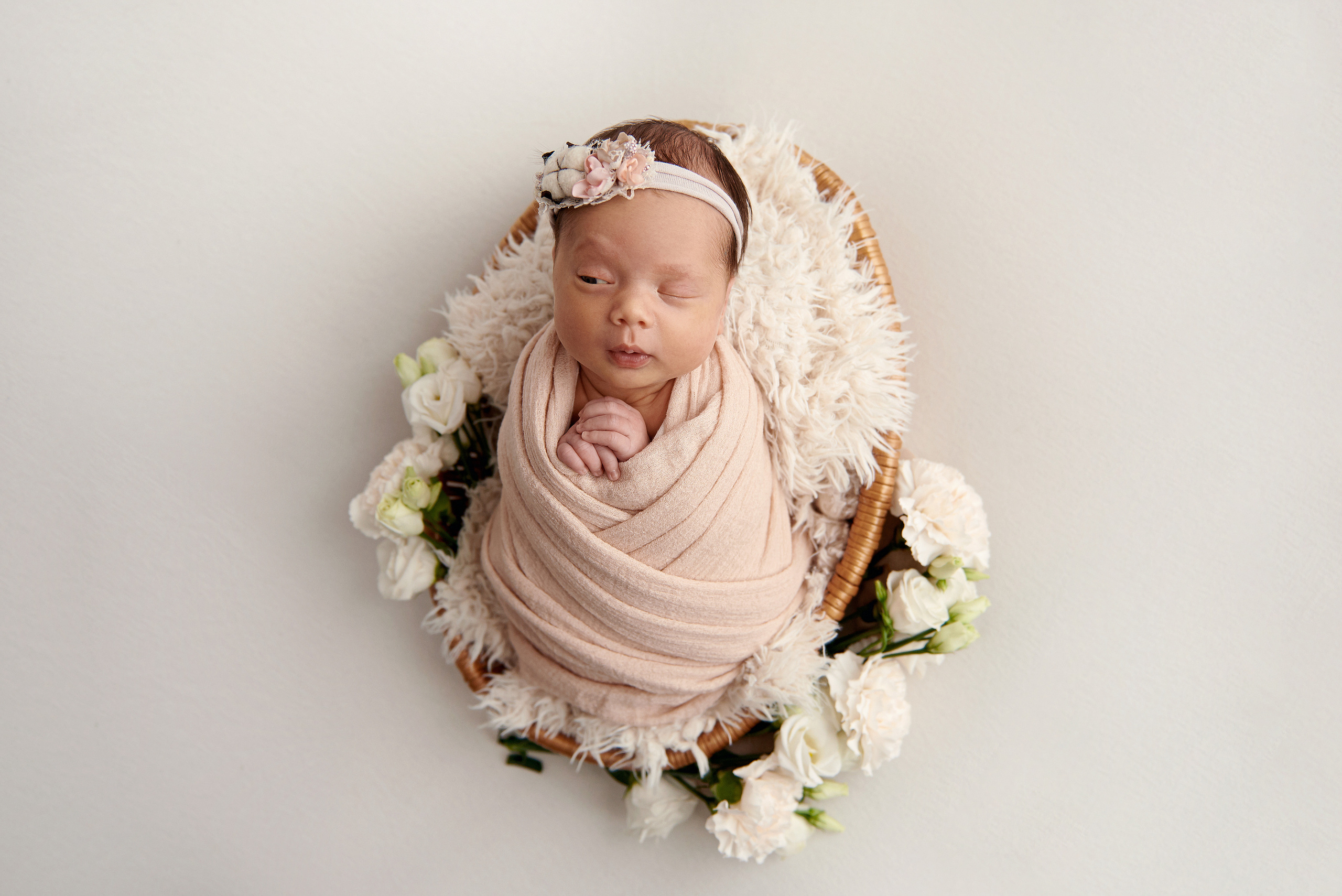 Фото малюка тільки в обмотках. Фотограф новонароджених діток та їх сімей в Тернополі