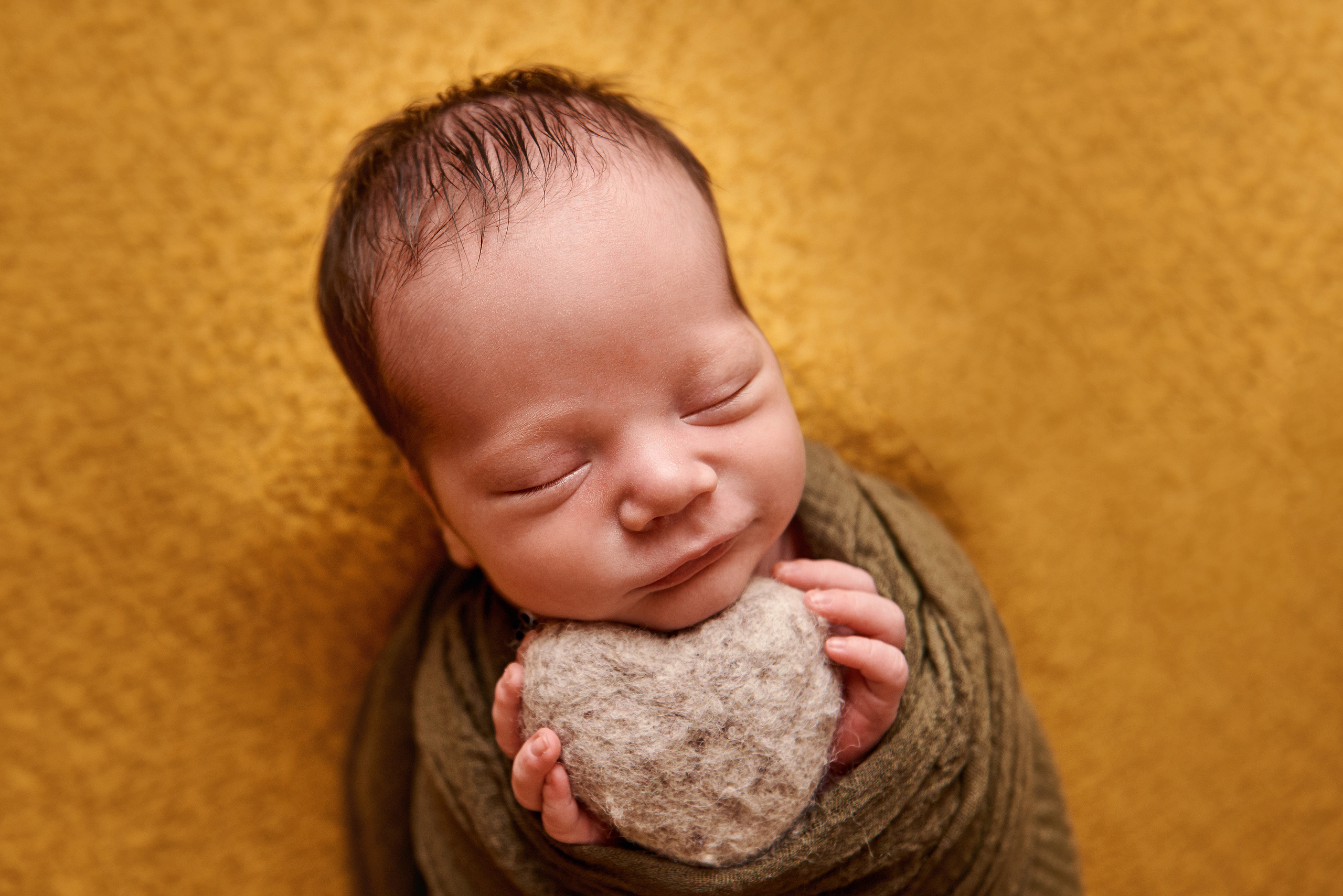 Фото малюка тільки в обмотках. Фотограф новонароджених діток та їх сімей в Тернополі
