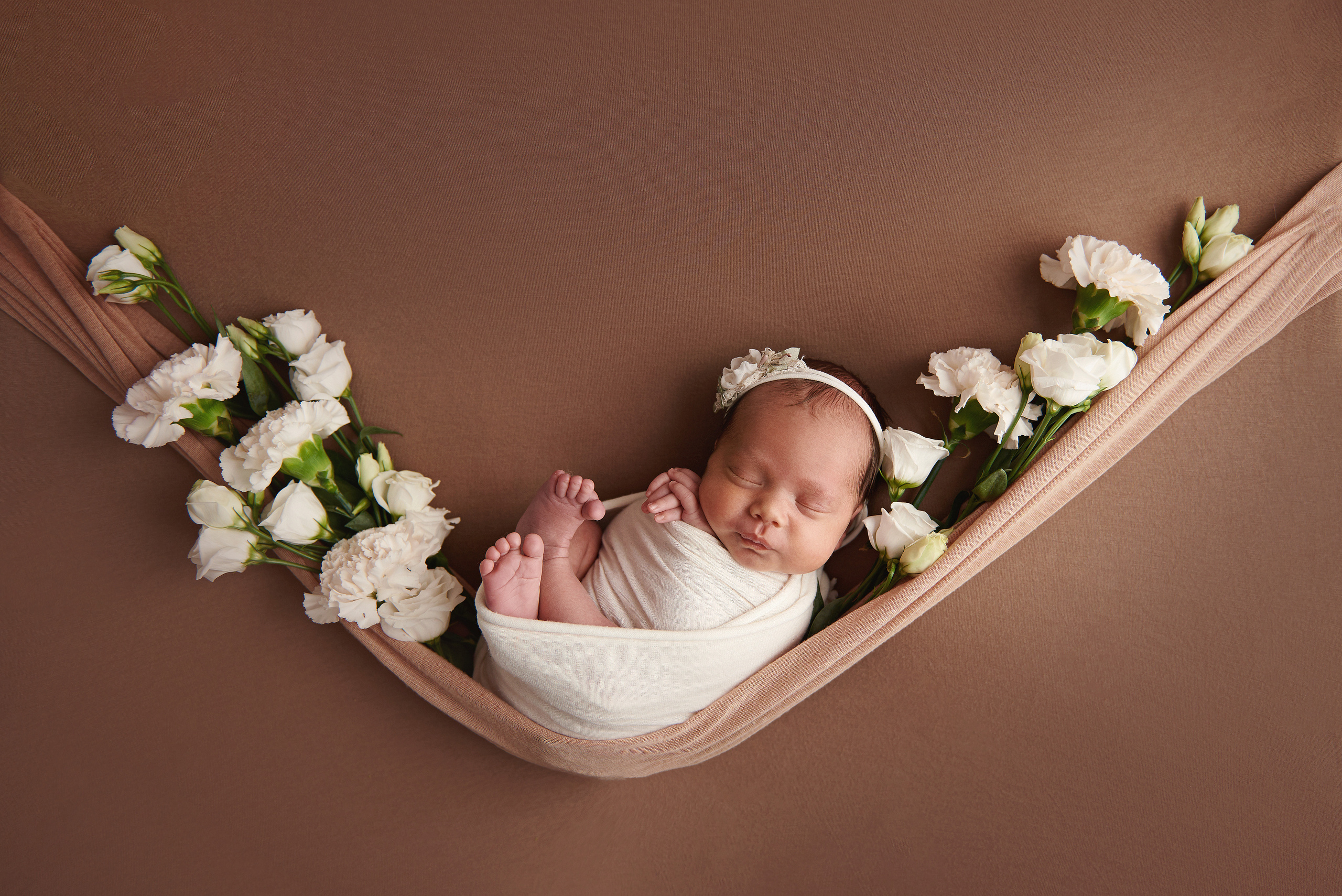 Фото малюка тільки в обмотках. Фотограф новонароджених діток та їх сімей в Тернополі