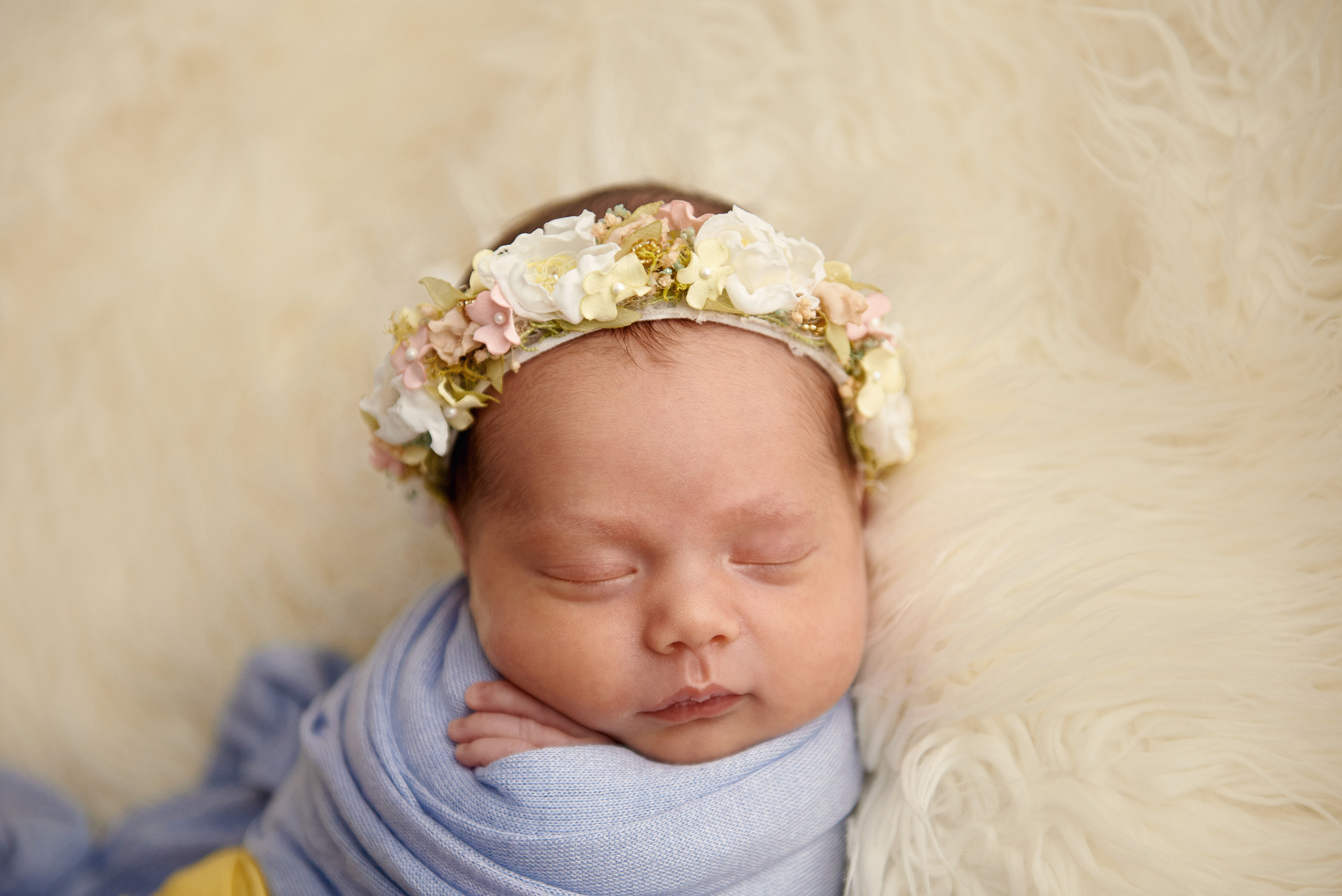 Фото малюка тільки в обмотках. Фотограф новонароджених діток та їх сімей в Тернополі