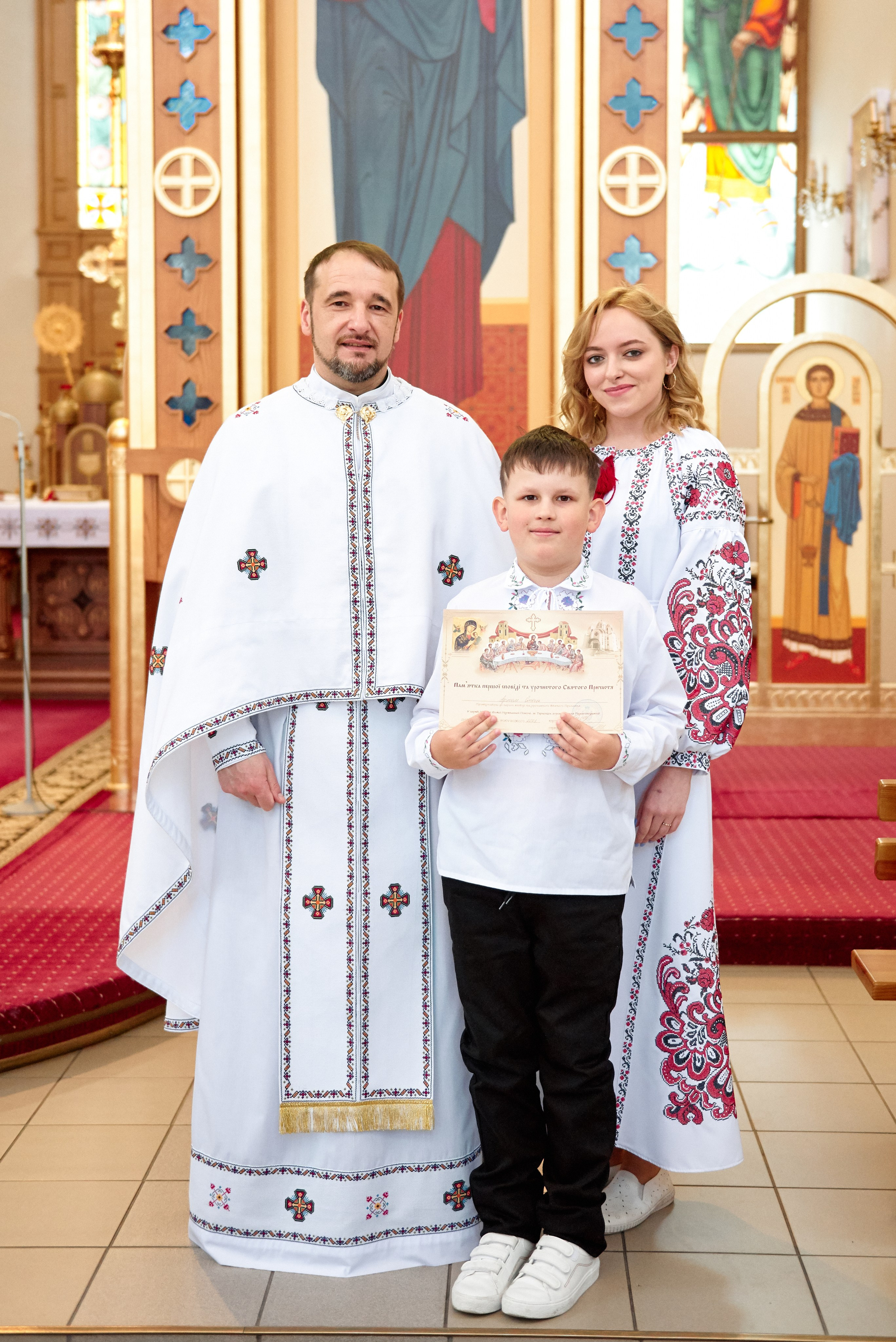 Храм Матері Божої Неустанної Помочі (біля літака). Фотограф новонароджених діток та їх сімей в Тернополі