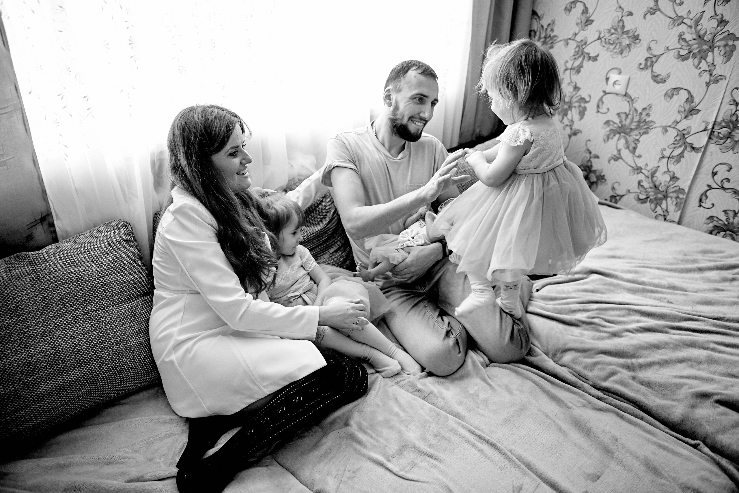 Олена та Влад Емма Єва та Еліна 9 днів життя. Фотограф новонароджених діток та їх сімей в Тернополі