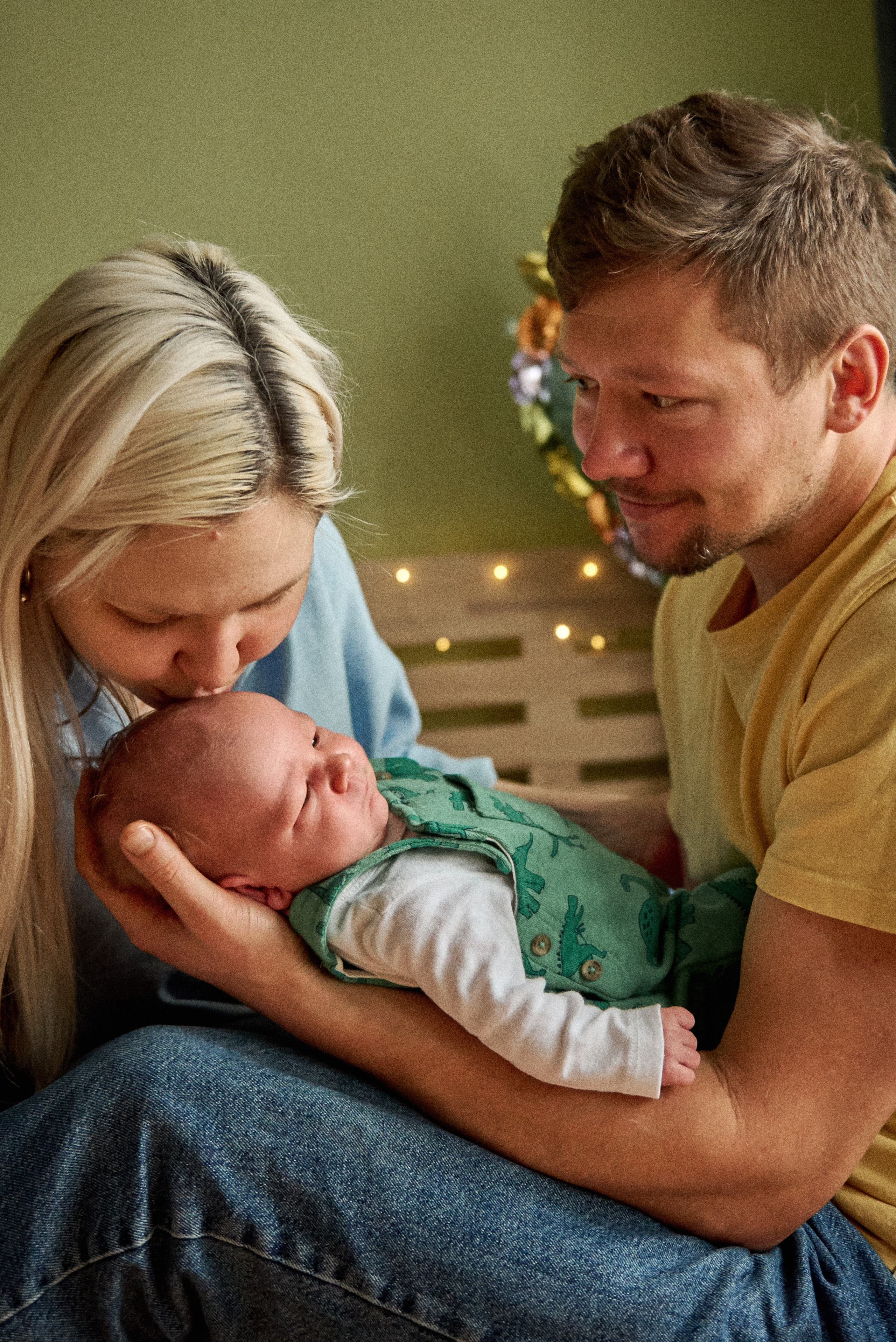 Аня Володя і Назар. Фотограф новонароджених діток та їх сімей в Тернополі