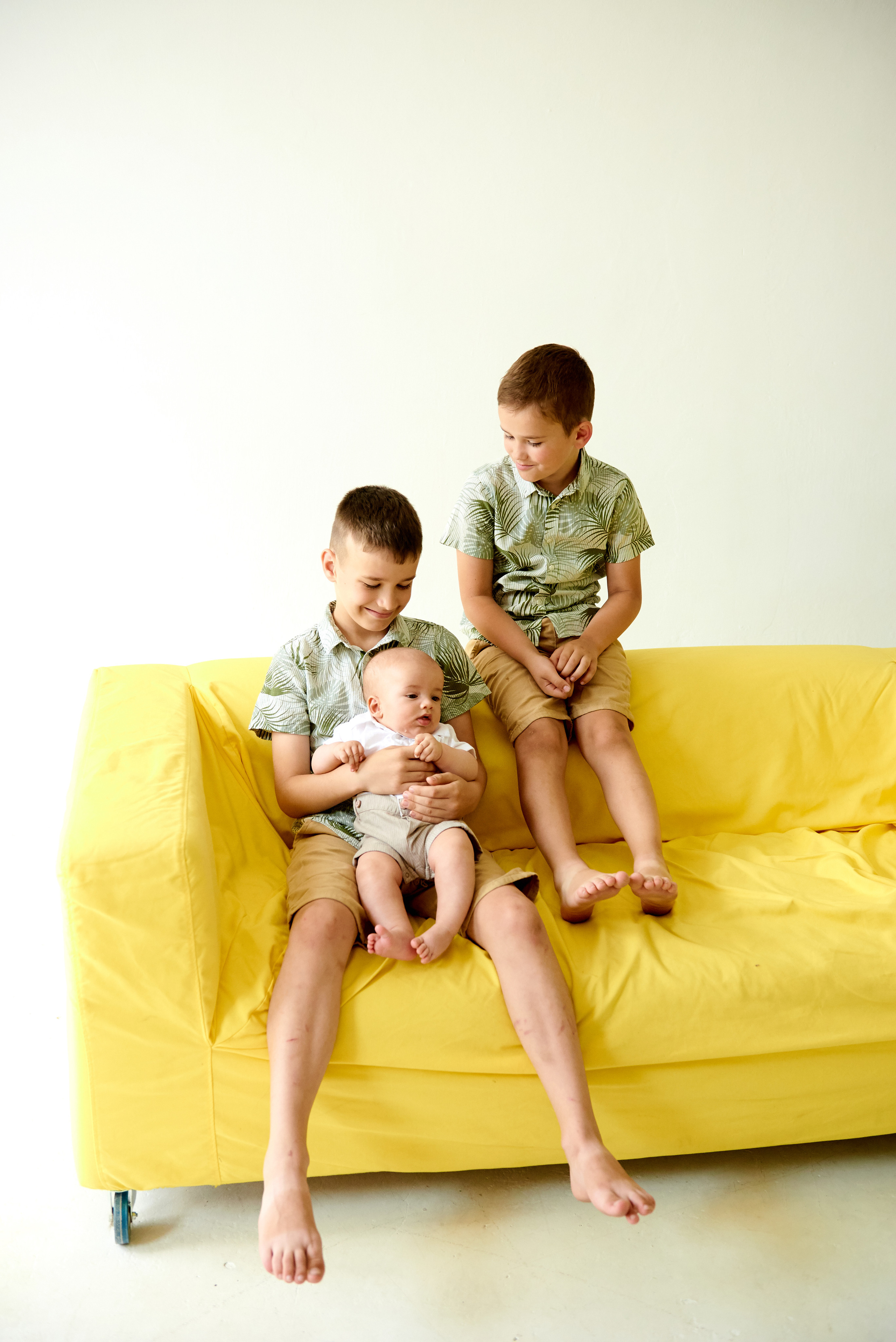 Катя Сем Матвій Костя і Даніель. Фотограф новонароджених діток та їх сімей в Тернополі