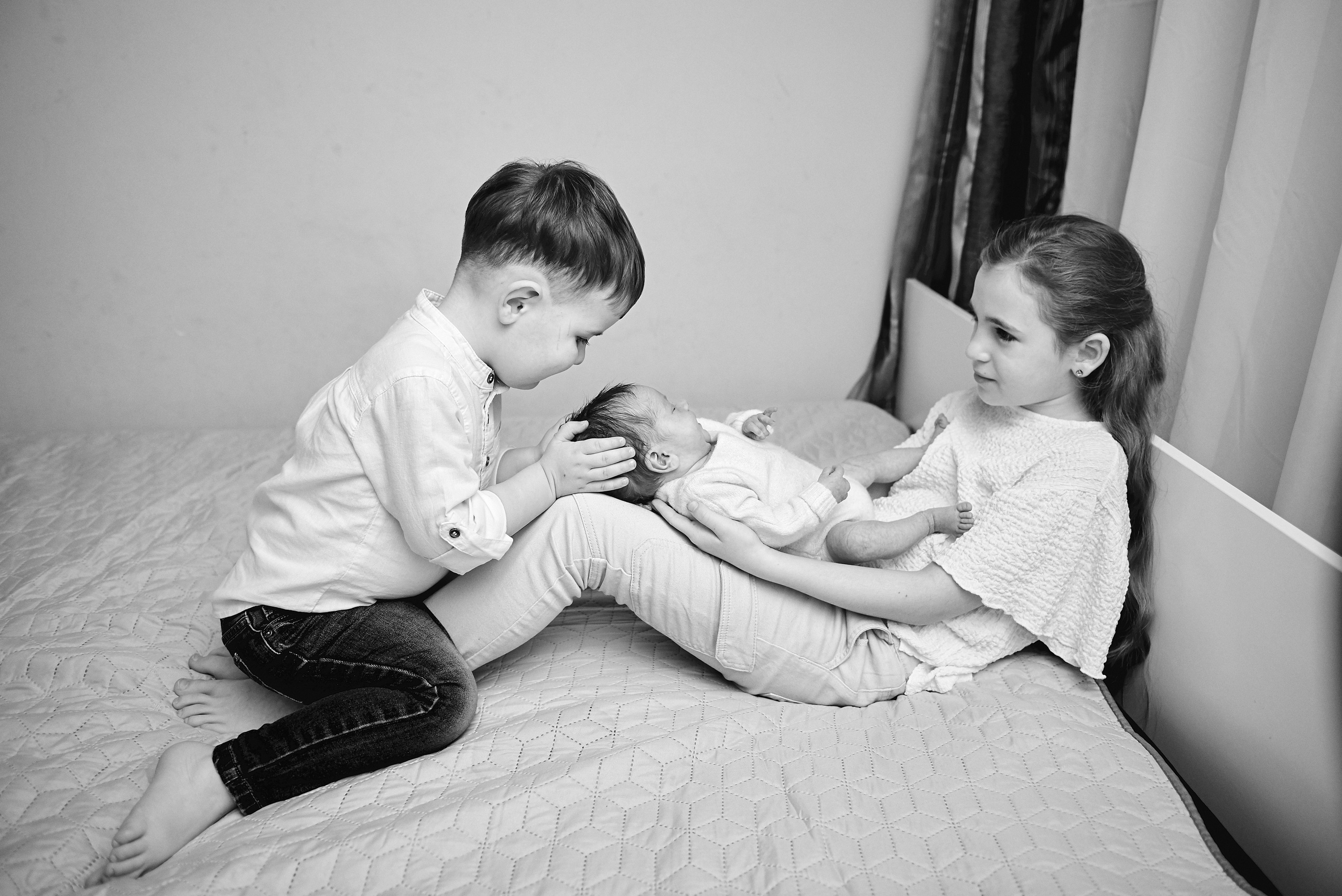 Таня Софія Віктор і Лєра. Фотограф новонароджених діток та їх сімей в Тернополі