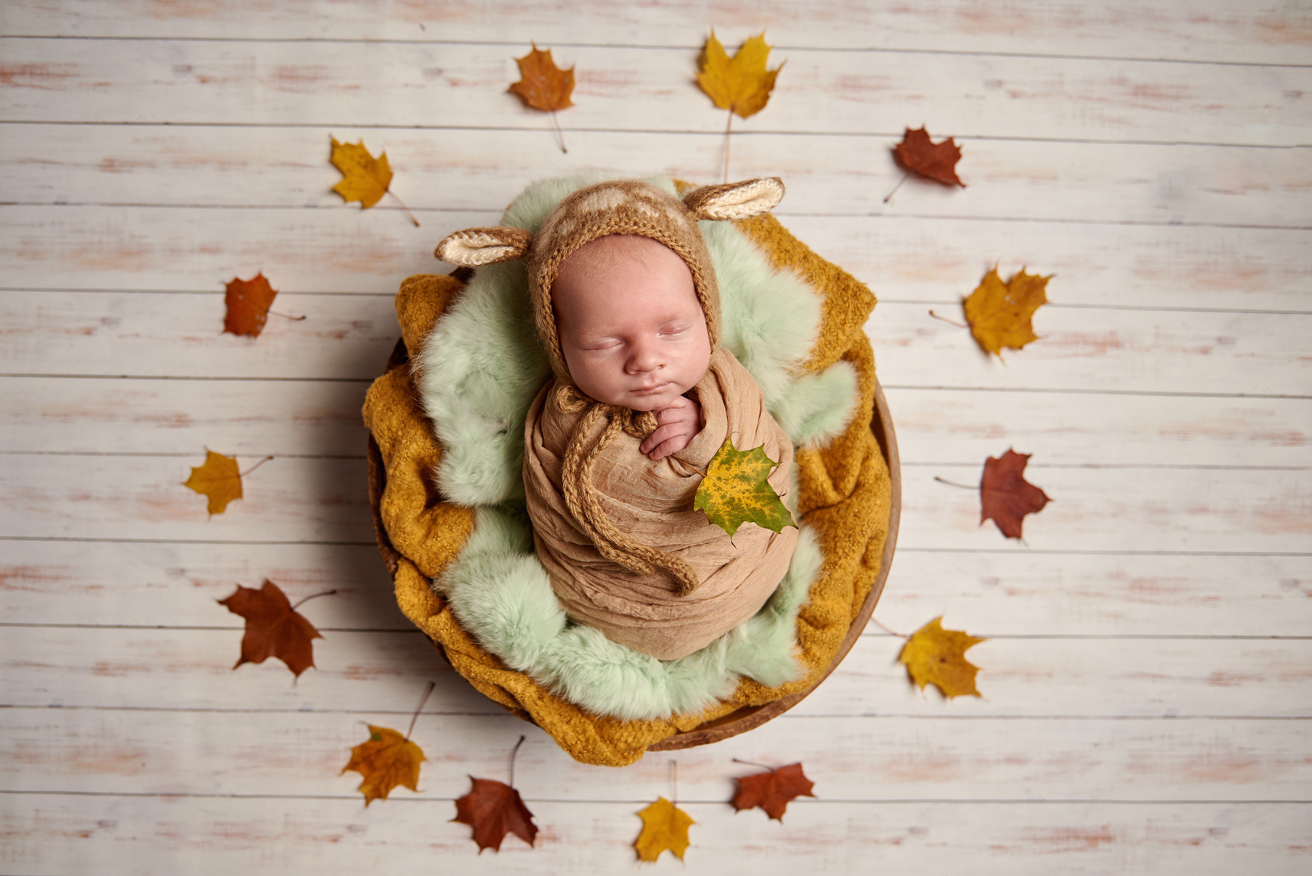 Фото малюка тільки в обмотках. Фотограф новонароджених діток та їх сімей в Тернополі