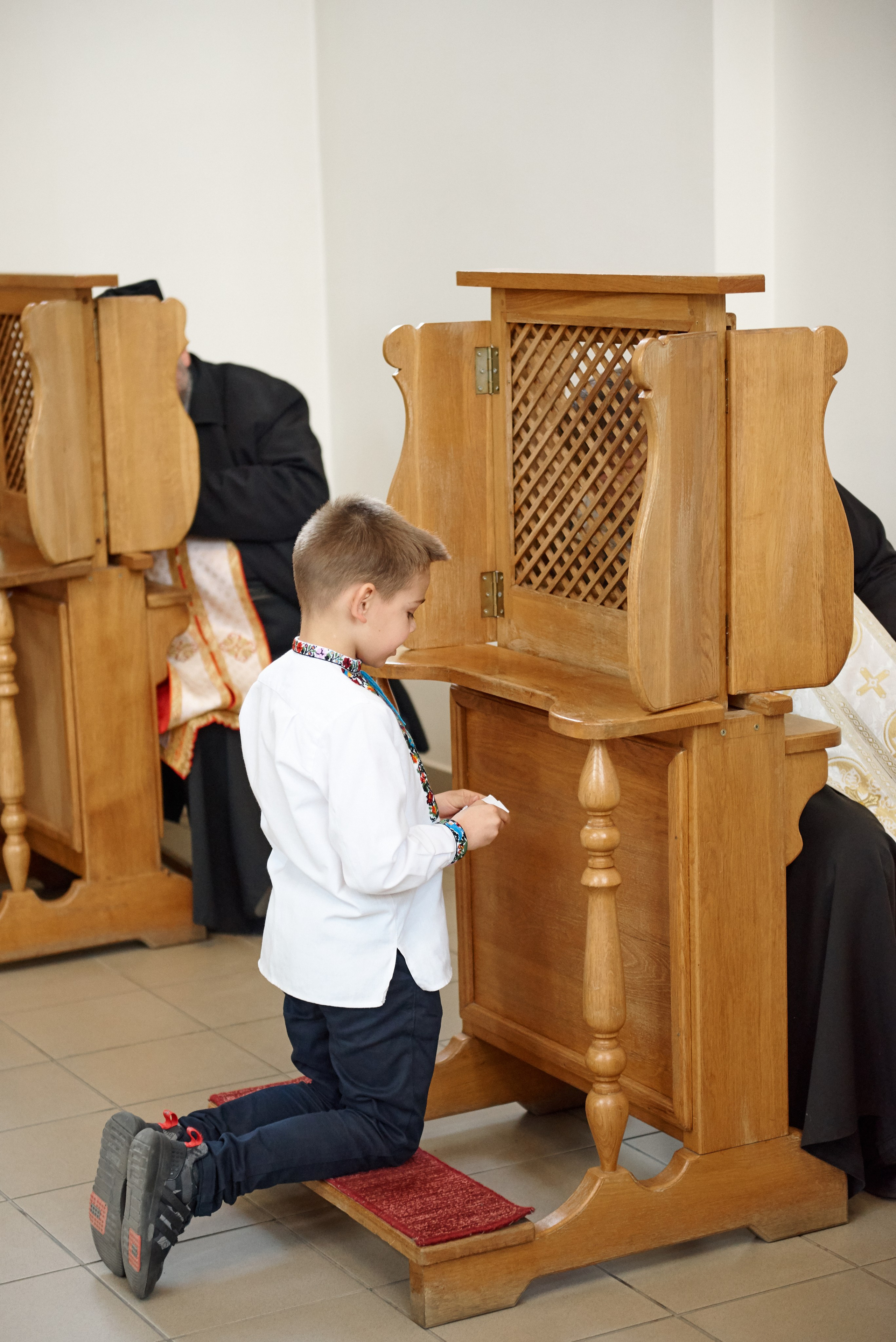 Храм Матері Божої Неустанної Помочі (біля літака). Фотограф новонароджених діток та їх сімей в Тернополі