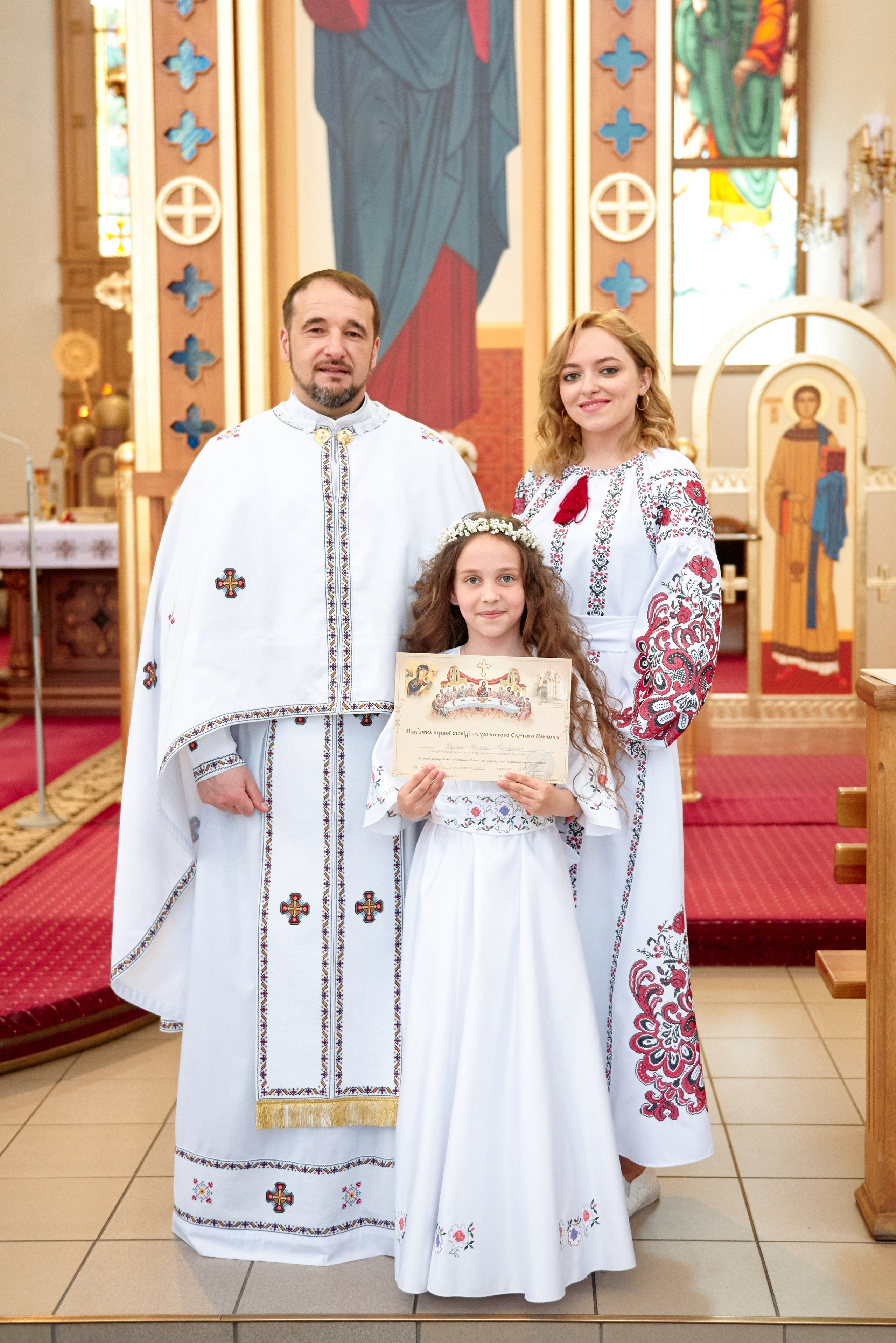 Храм Матері Божої Неустанної Помочі (біля літака). Фотограф новонароджених діток та їх сімей в Тернополі