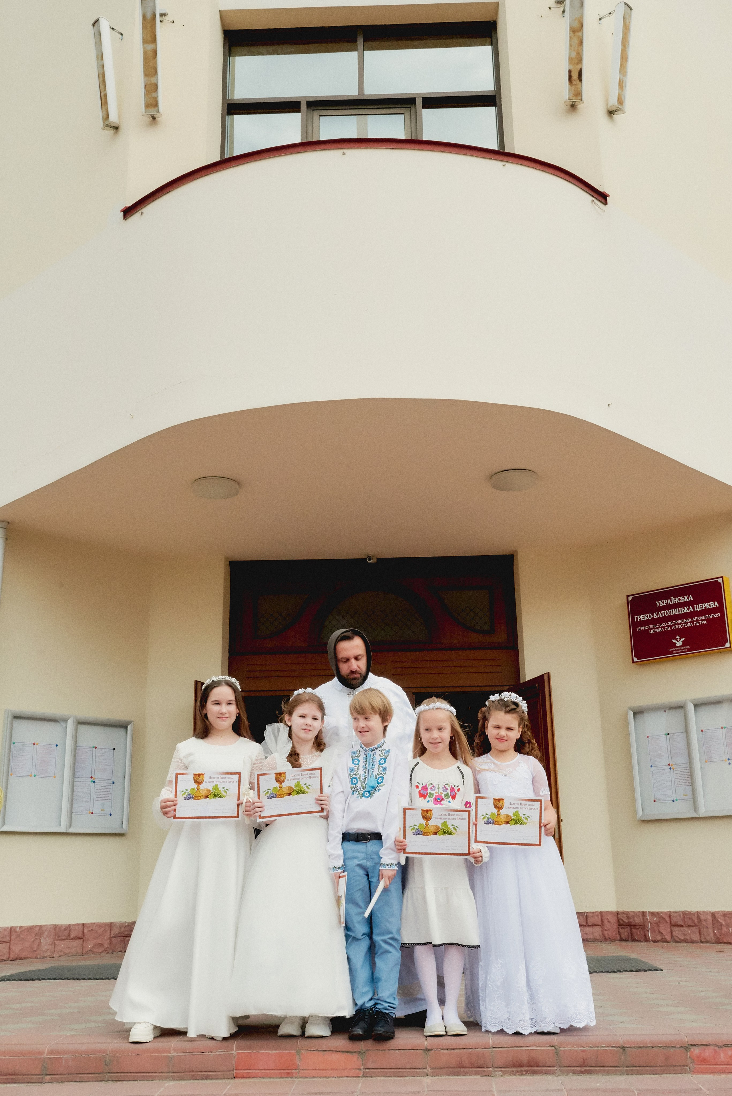 Церква святого апостола Петра. Фотограф новонароджених діток та їх сімей в Тернополі