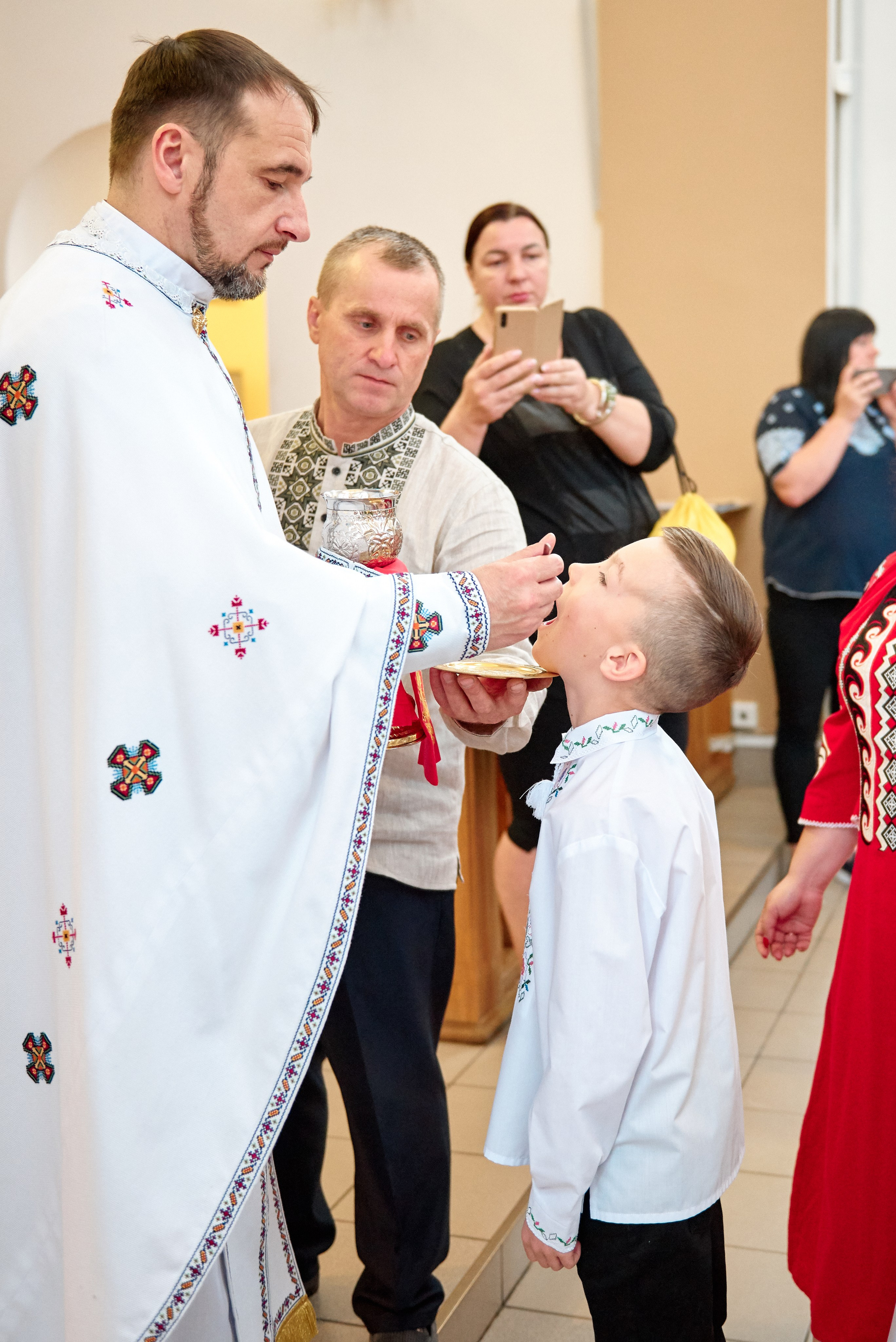 Храм Матері Божої Неустанної Помочі (біля літака). Фотограф новонароджених діток та їх сімей в Тернополі