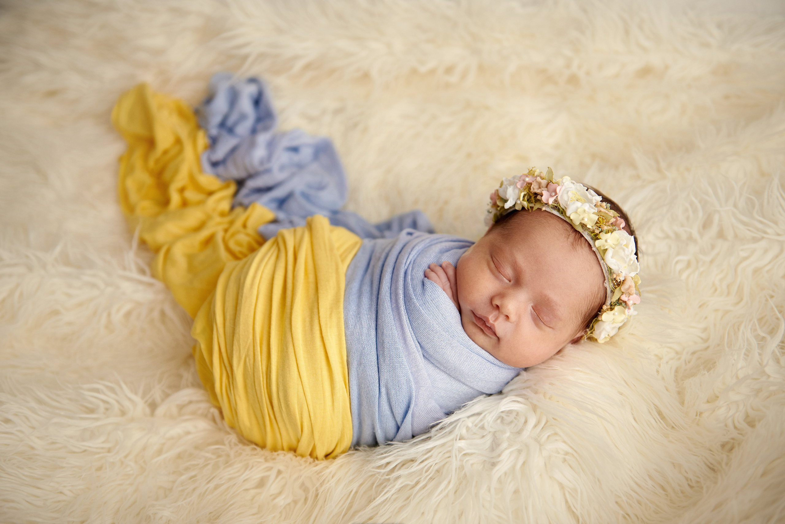 Фото малюка тільки в обмотках. Фотограф новонароджених діток та їх сімей в Тернополі