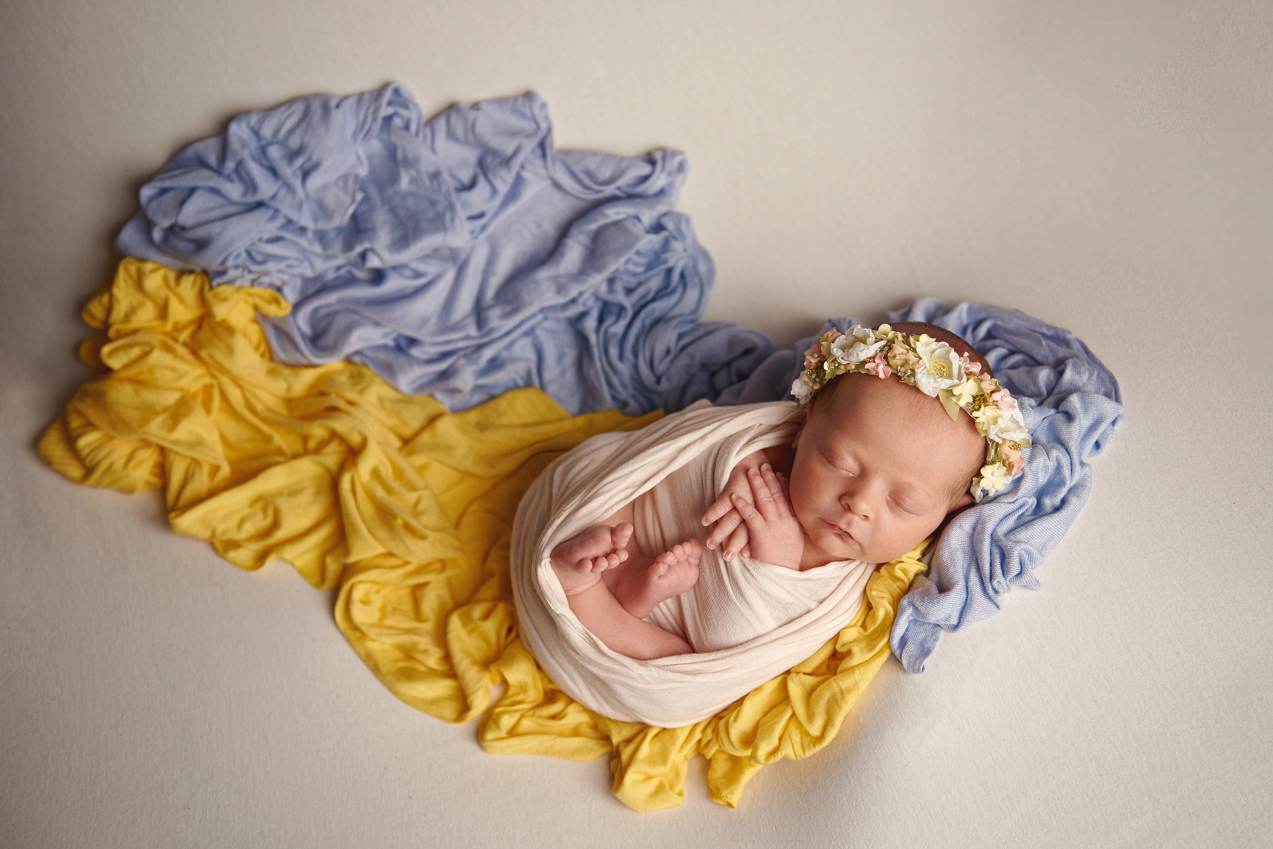 Фото малюка тільки в обмотках. Фотограф новонароджених діток та їх сімей в Тернополі