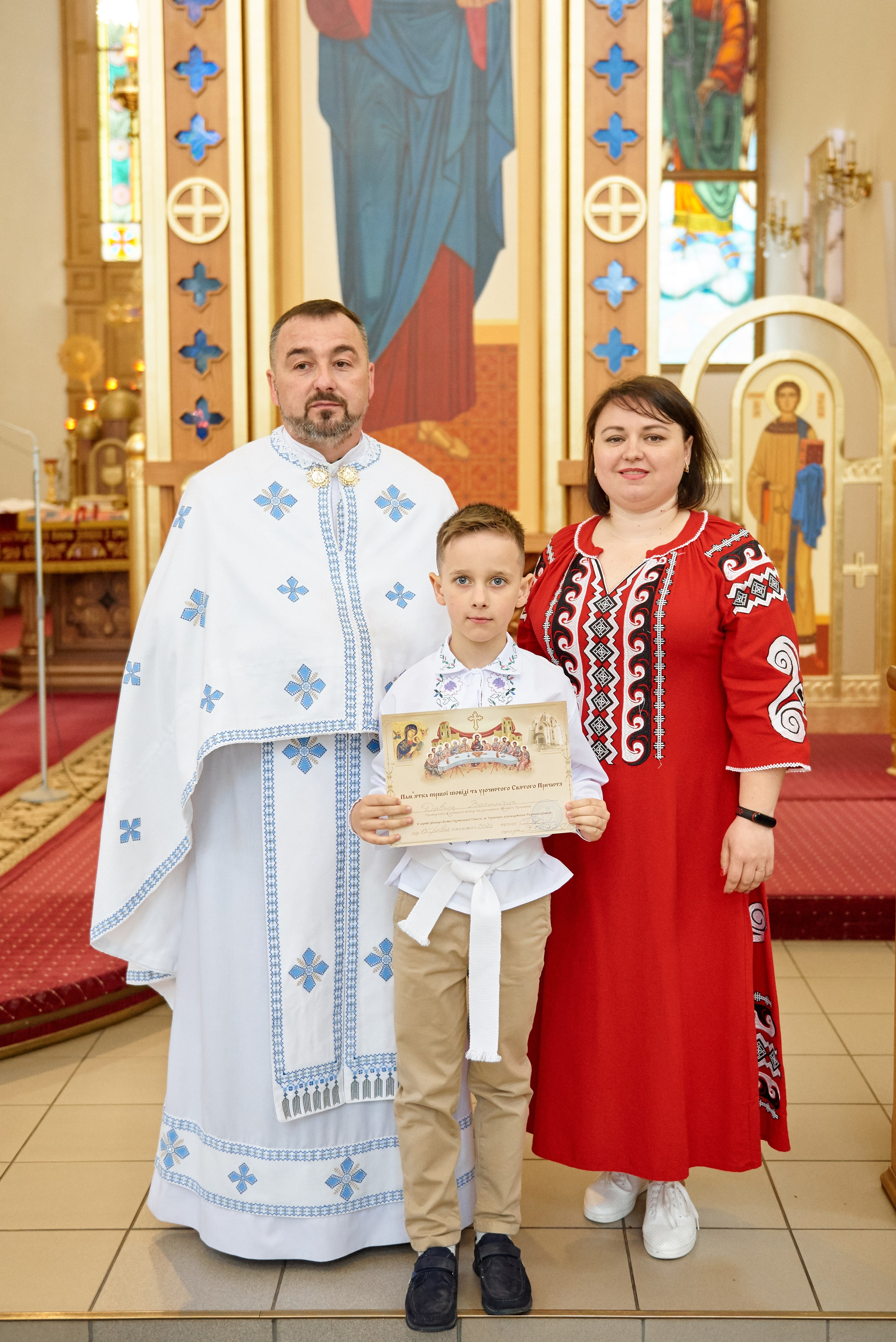 Храм Матері Божої Неустанної Помочі (біля літака). Фотограф новонароджених діток та їх сімей в Тернополі