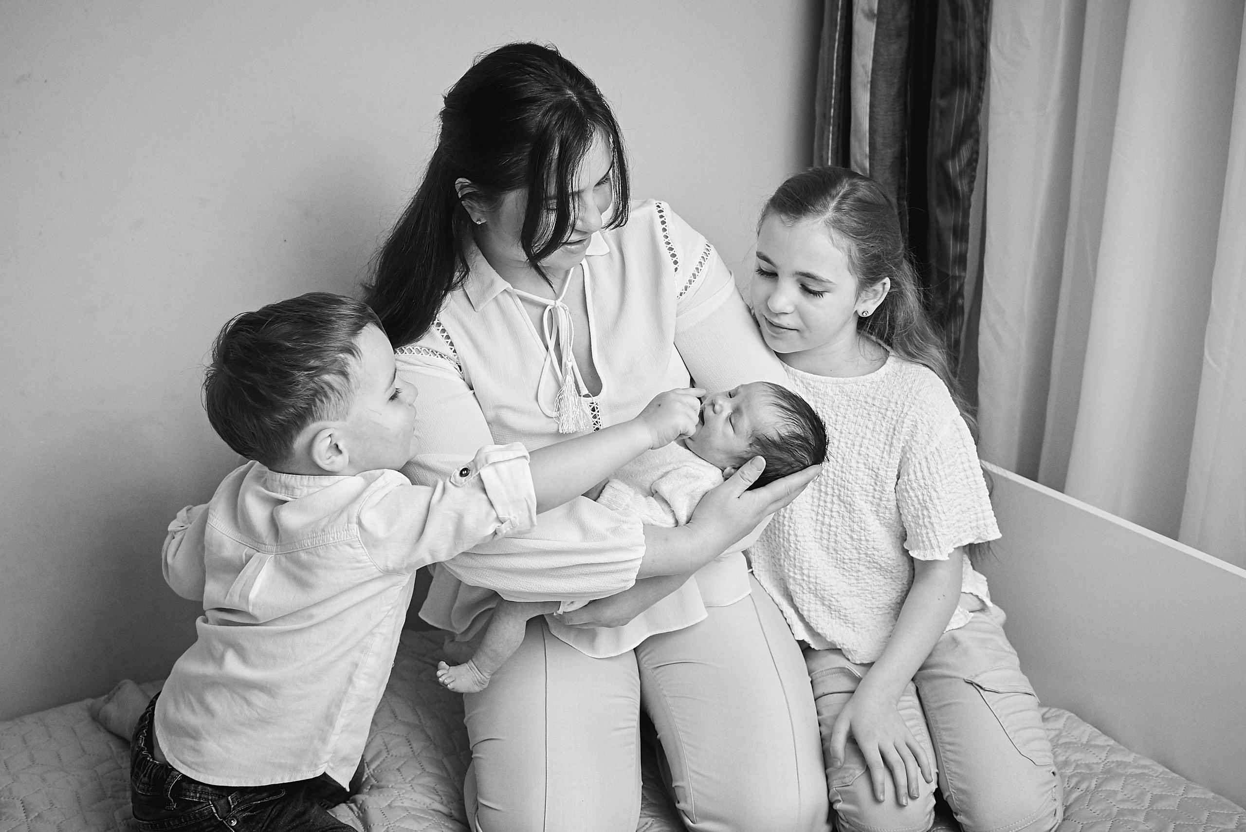 Таня Софія Віктор і Лєра. Фотограф новонароджених діток та їх сімей в Тернополі