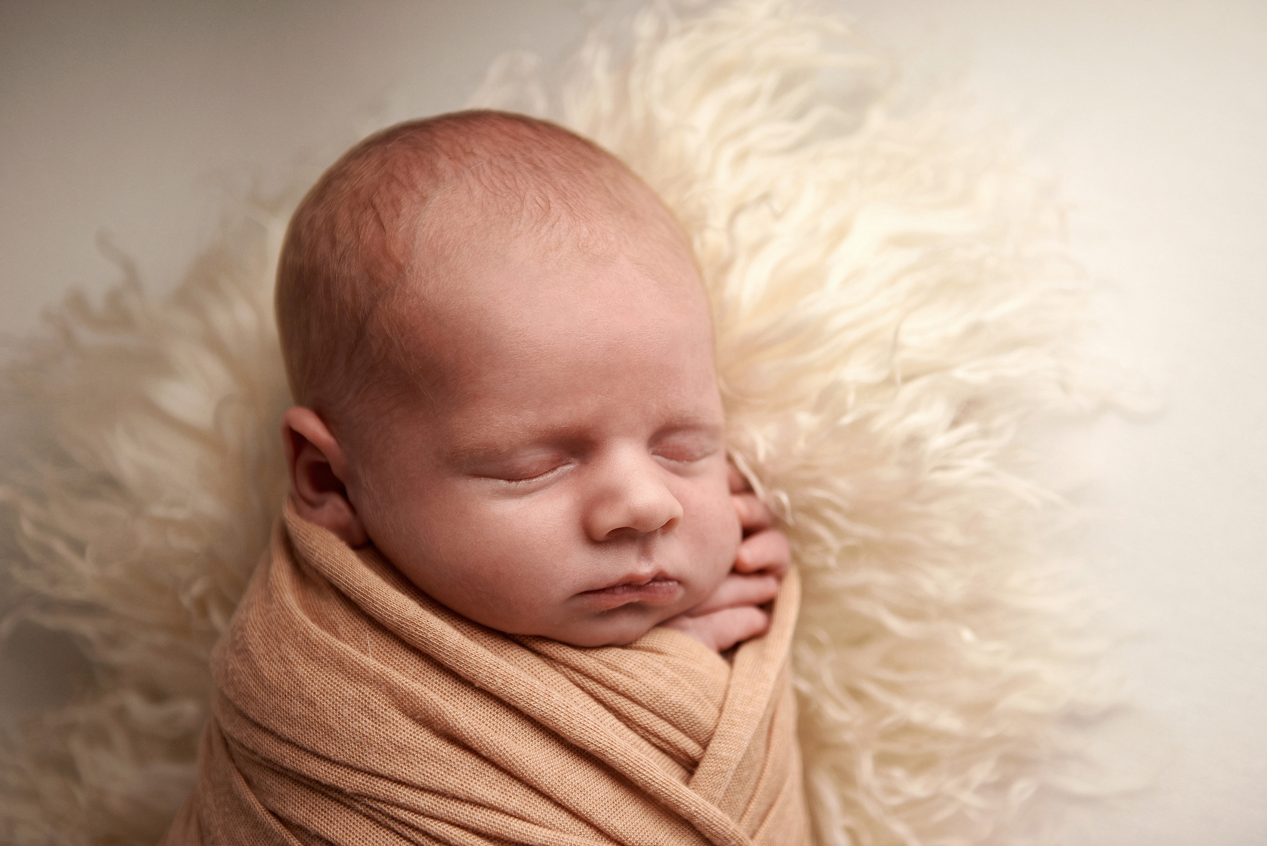 Фото малюка тільки в обмотках. Фотограф новонароджених діток та їх сімей в Тернополі