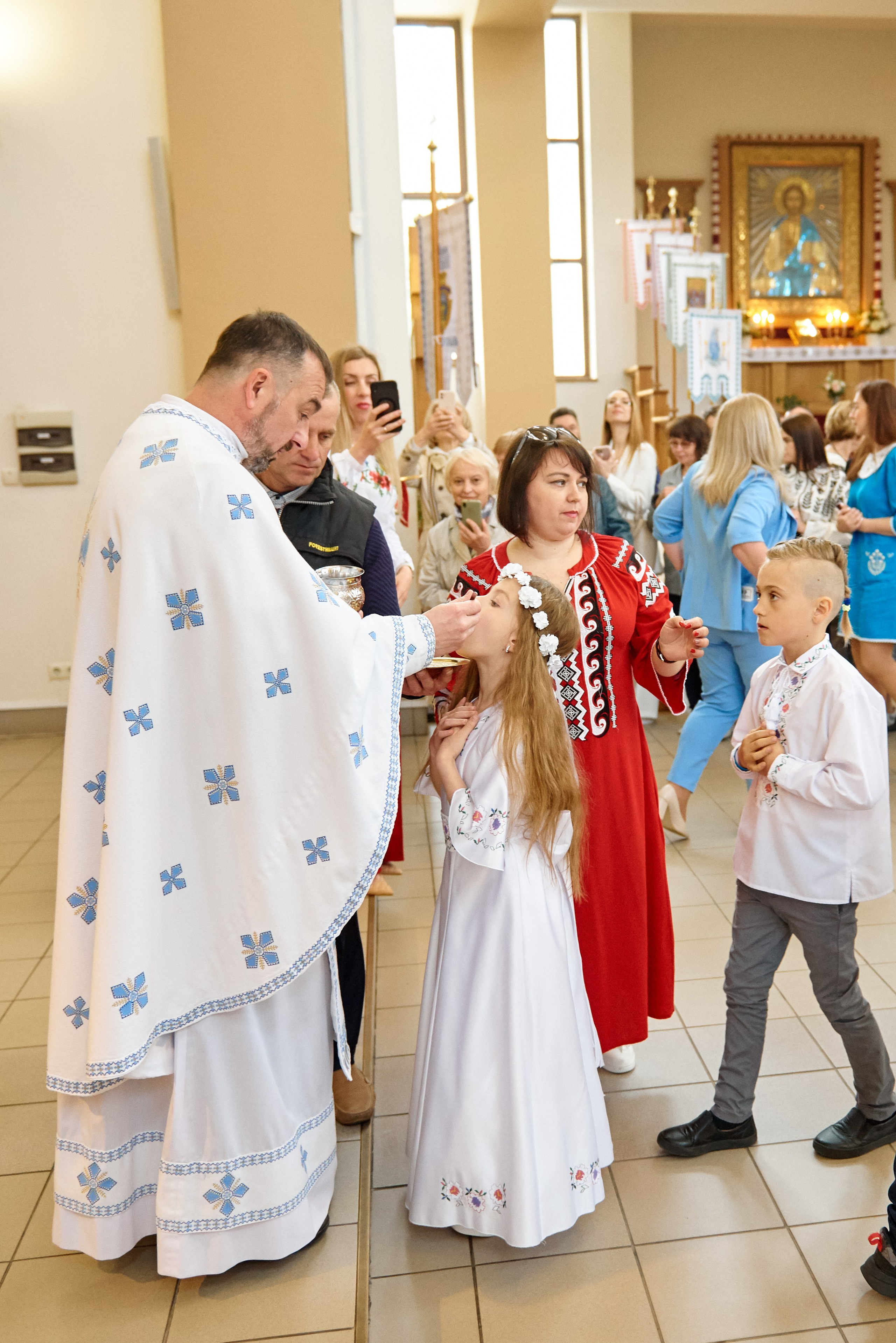 Храм Матері Божої Неустанної Помочі (біля літака). Фотограф новонароджених діток та їх сімей в Тернополі