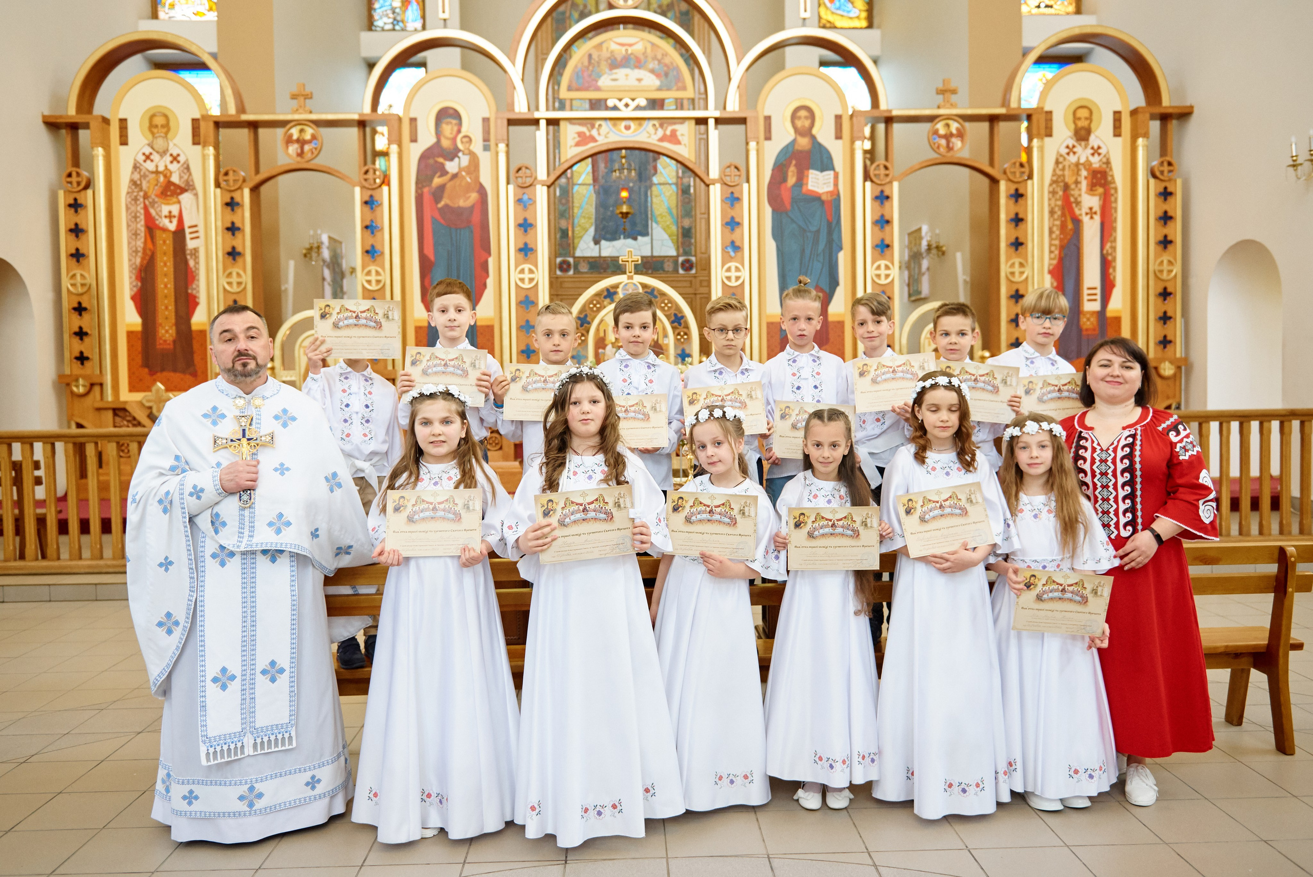 Храм Матері Божої Неустанної Помочі (біля літака). Фотограф новонароджених діток та їх сімей в Тернополі