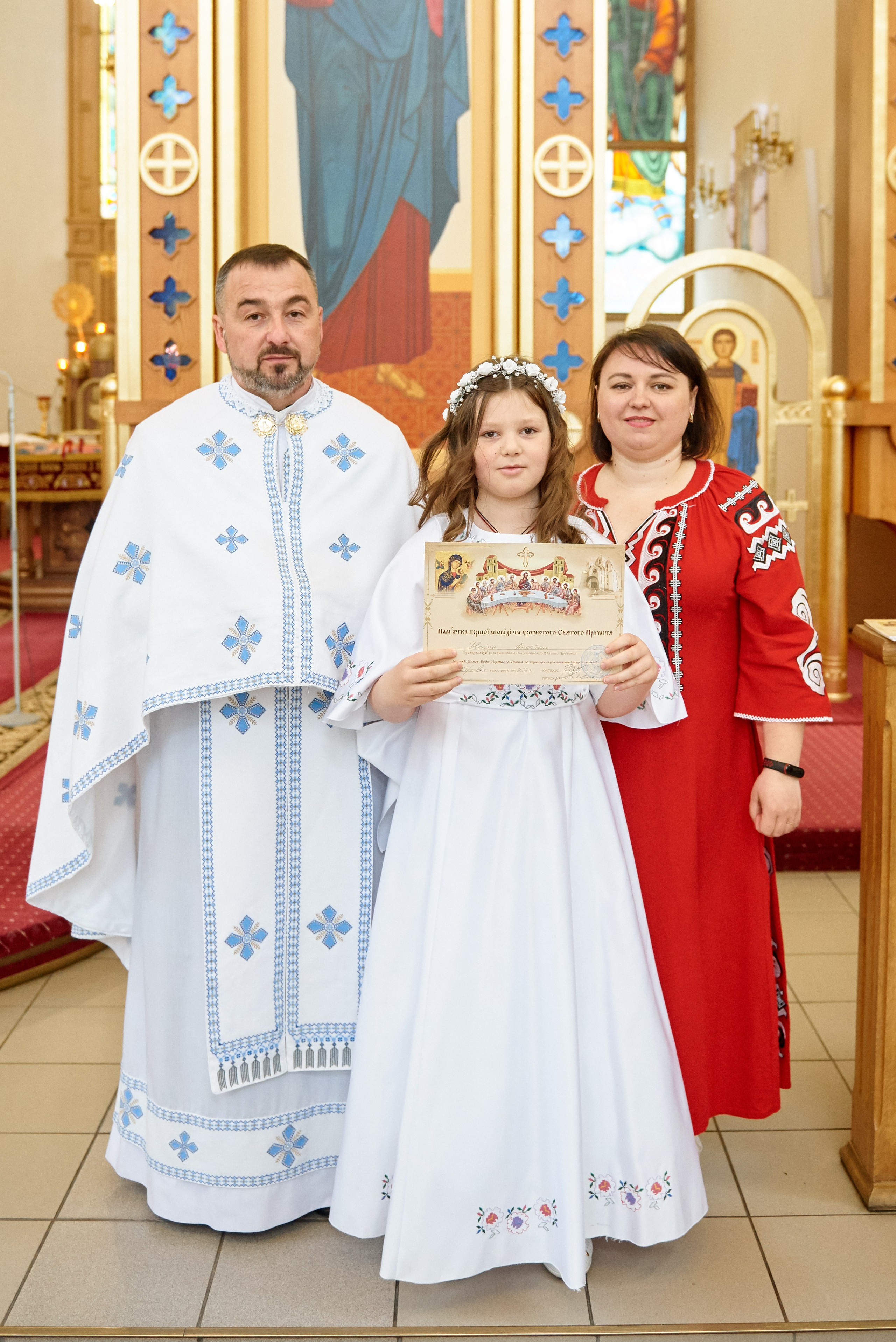 Храм Матері Божої Неустанної Помочі (біля літака). Фотограф новонароджених діток та їх сімей в Тернополі