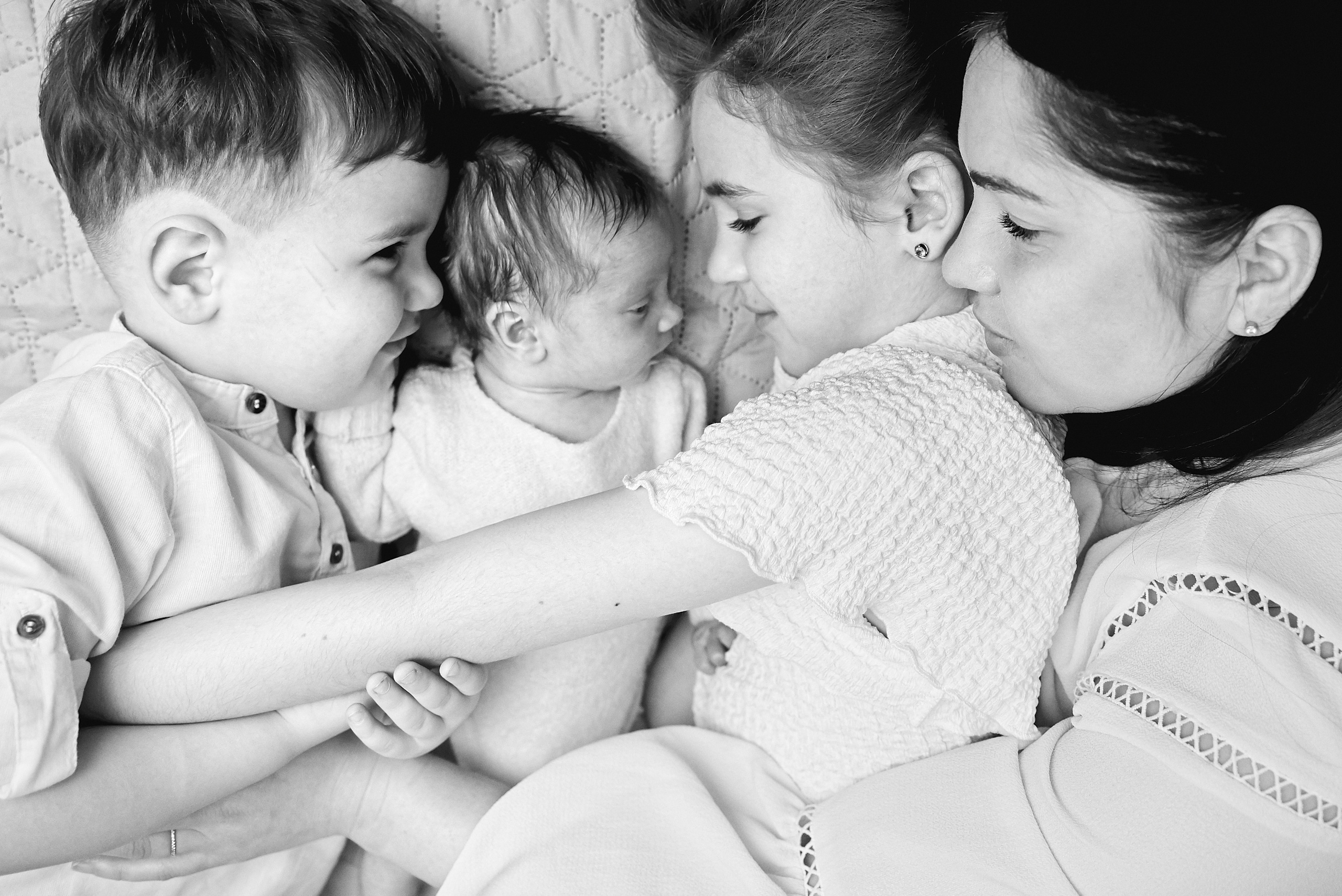 Таня Софія Віктор і Лєра. Фотограф новонароджених діток та їх сімей в Тернополі