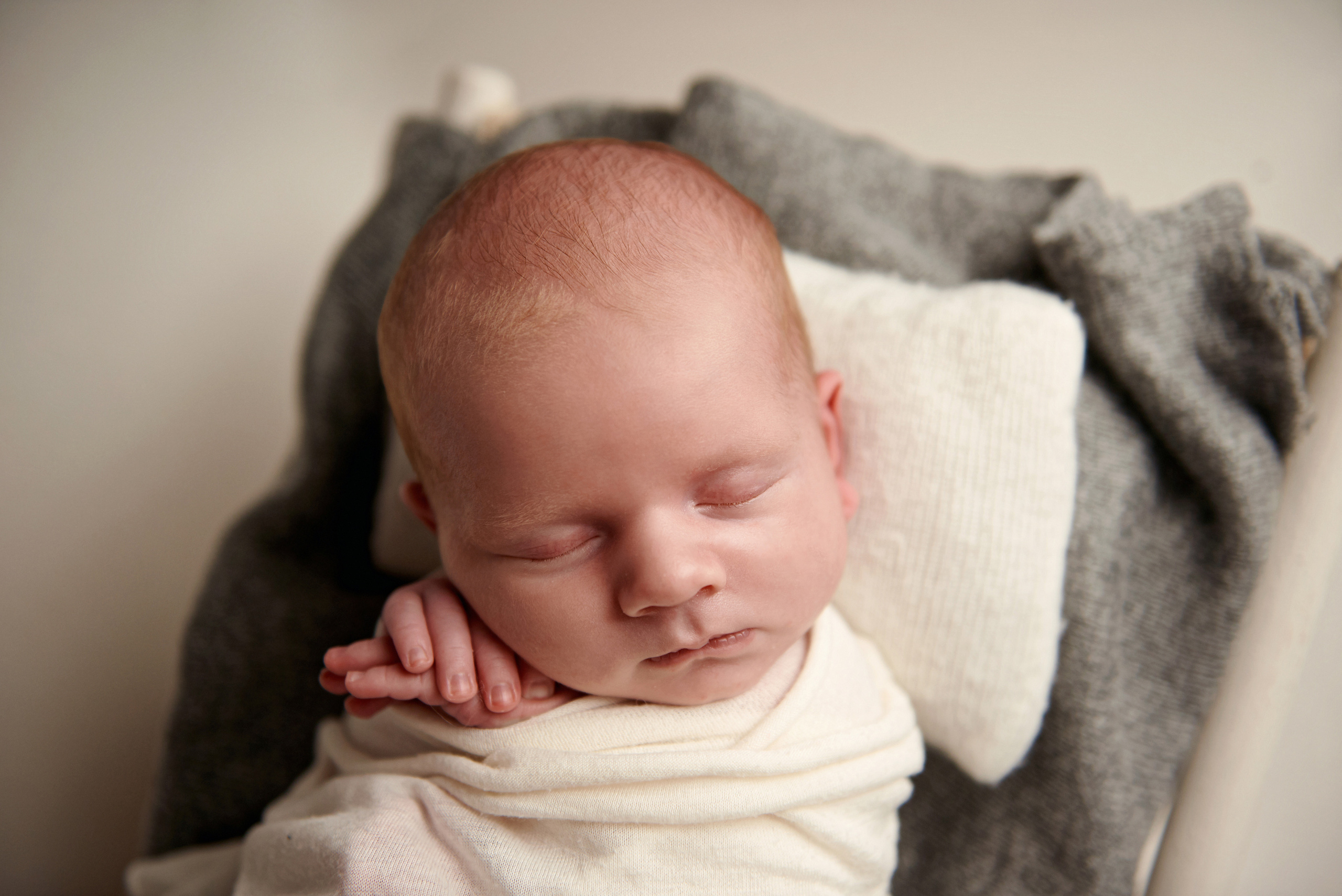 Фото малюка тільки в обмотках. Фотограф новонароджених діток та їх сімей в Тернополі