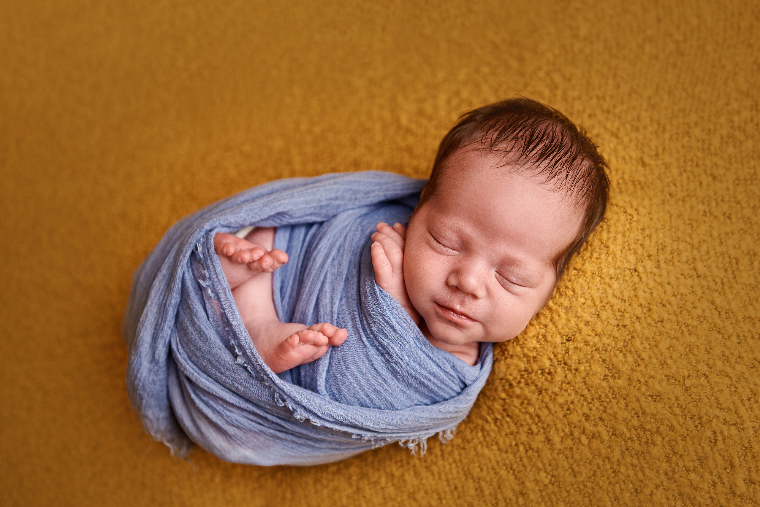 Фото малюка тільки в обмотках. Фотограф новонароджених діток та їх сімей в Тернополі