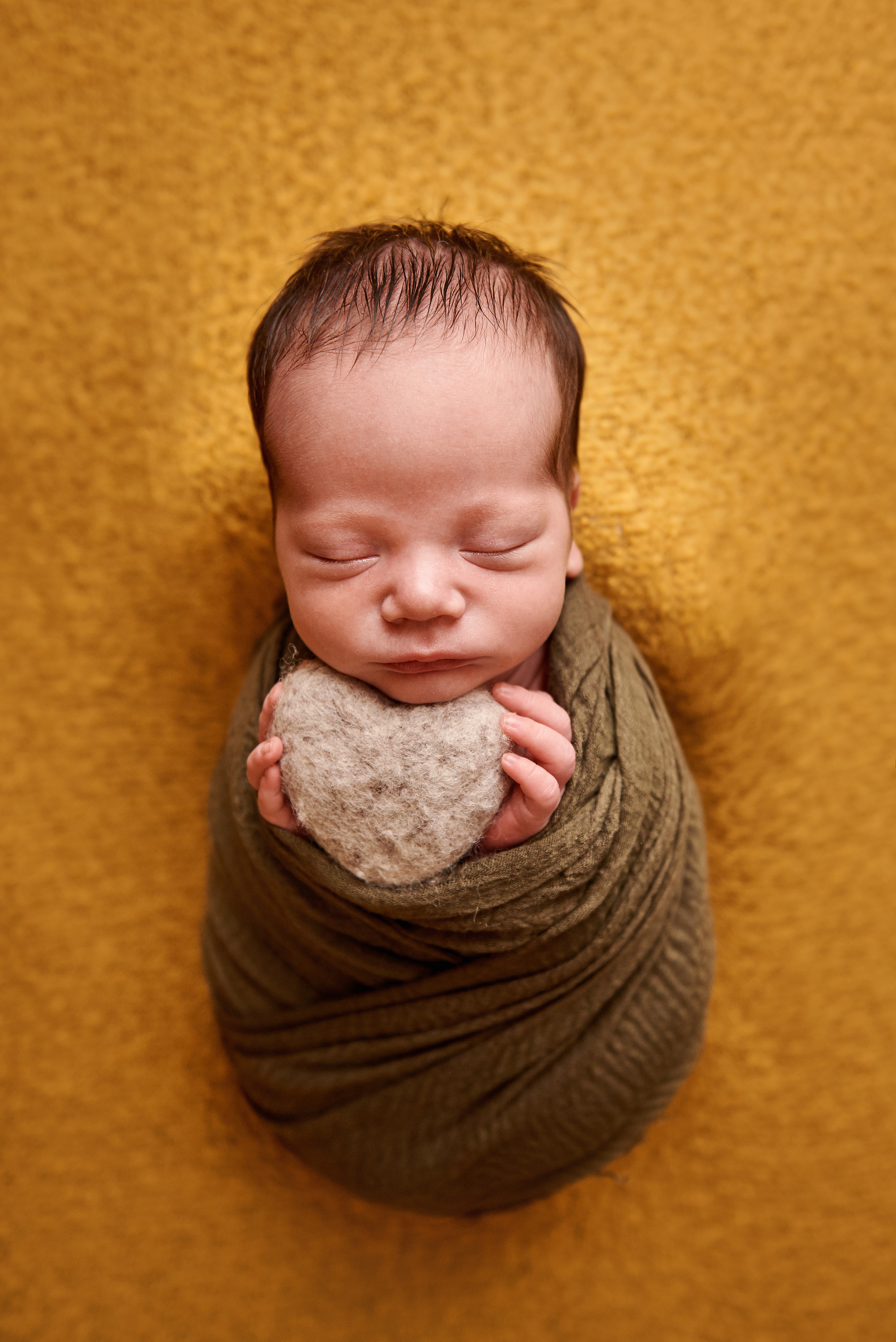 Фото малюка тільки в обмотках. Фотограф новонароджених діток та їх сімей в Тернополі