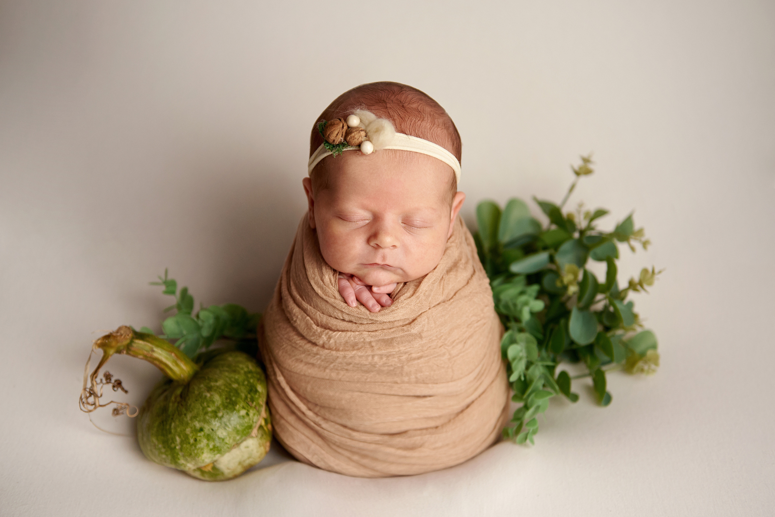 Фото малюка тільки в обмотках. Фотограф новонароджених діток та їх сімей в Тернополі