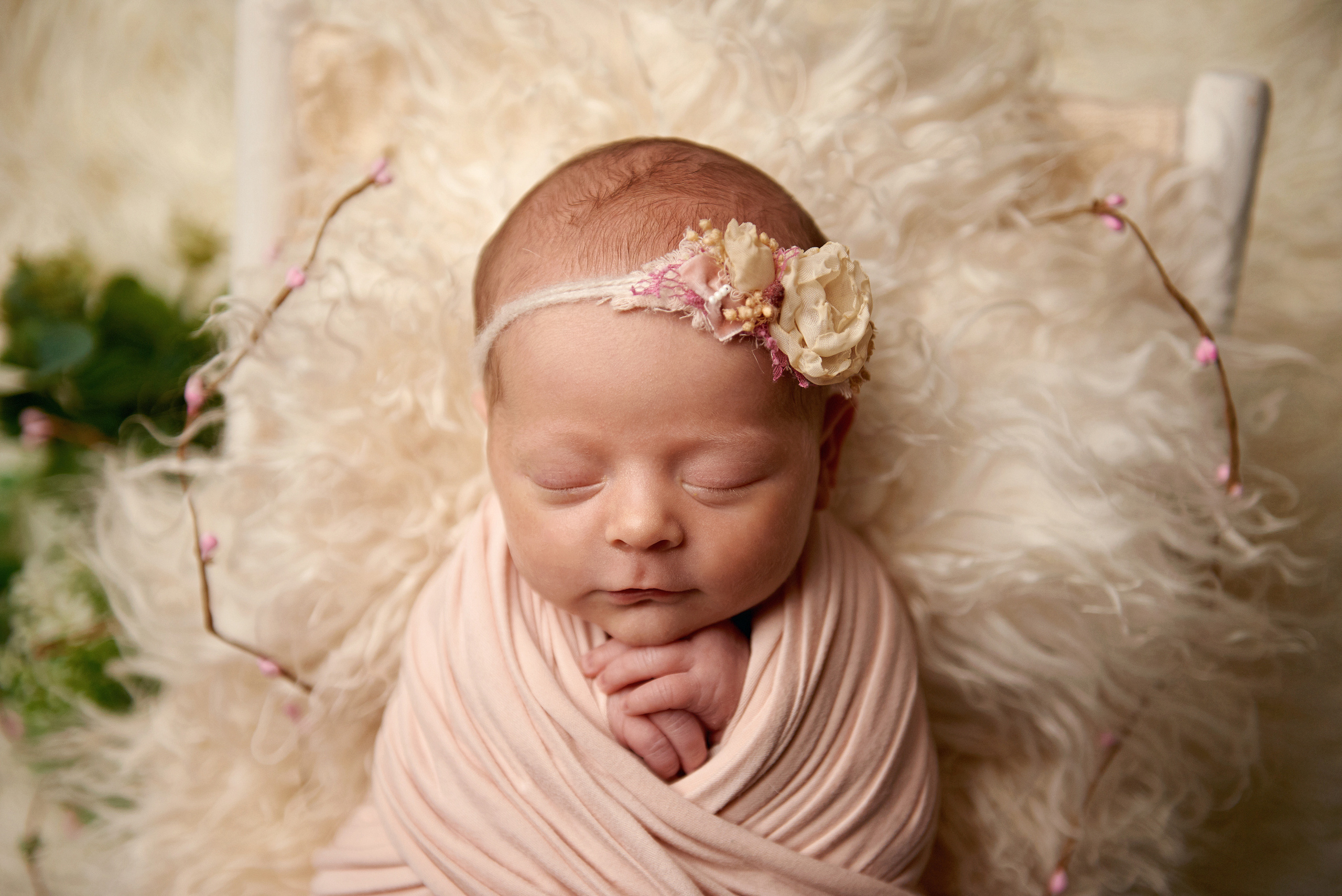 Фото малюка тільки в обмотках. Фотограф новонароджених діток та їх сімей в Тернополі