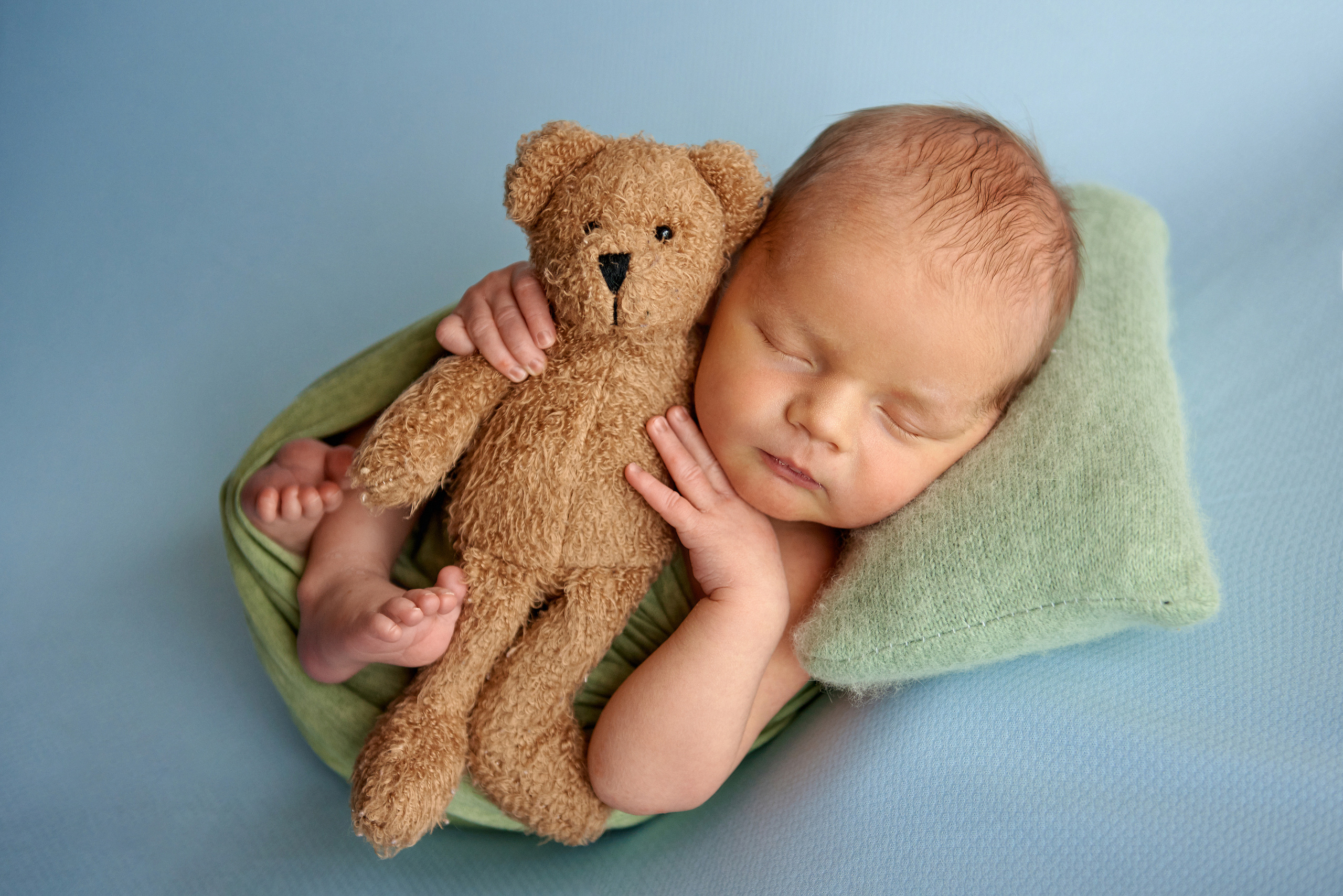 Фото малюка тільки в обмотках. Фотограф новонароджених діток та їх сімей в Тернополі