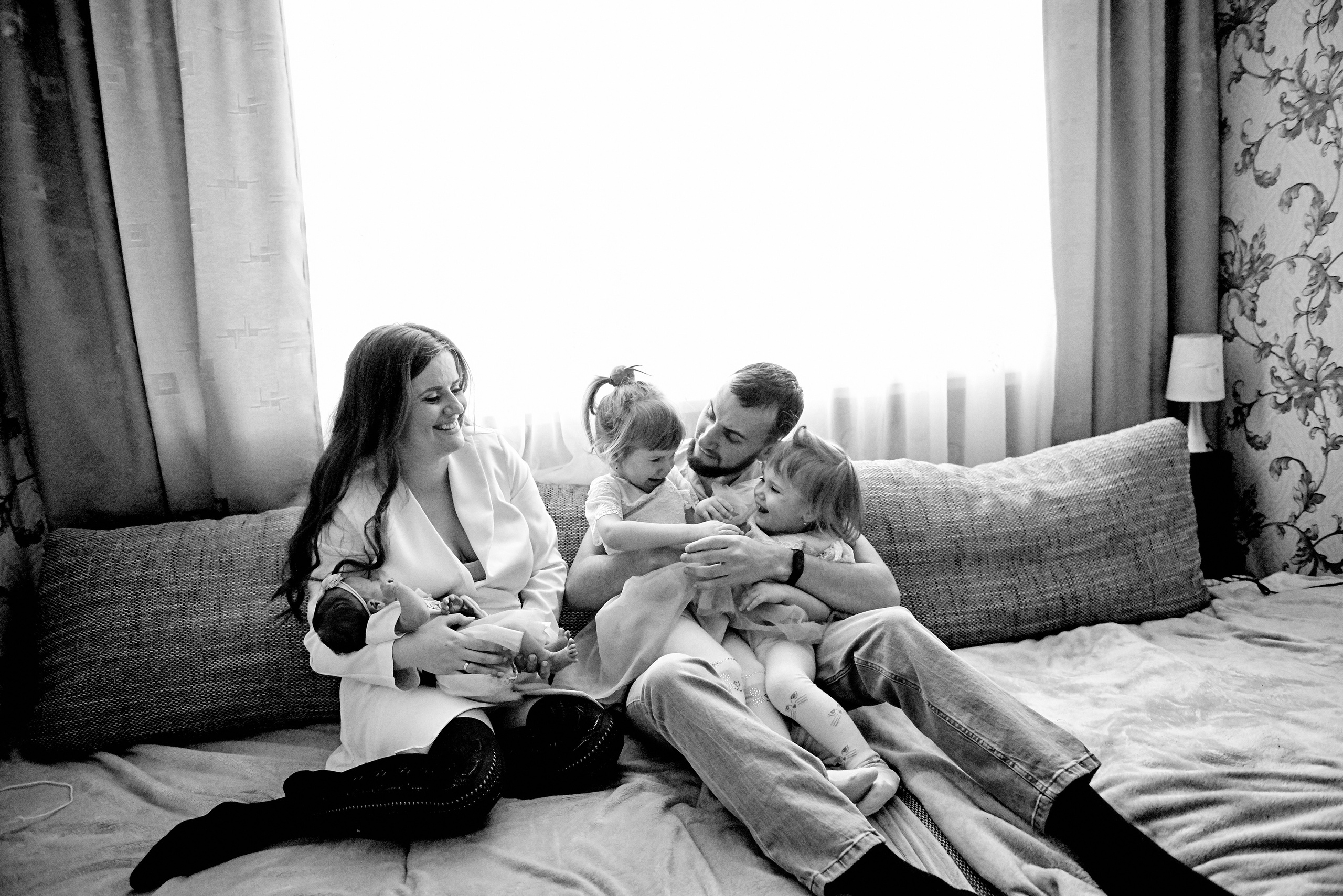 Олена та Влад Емма Єва та Еліна 9 днів життя. Фотограф новонароджених діток та їх сімей в Тернополі