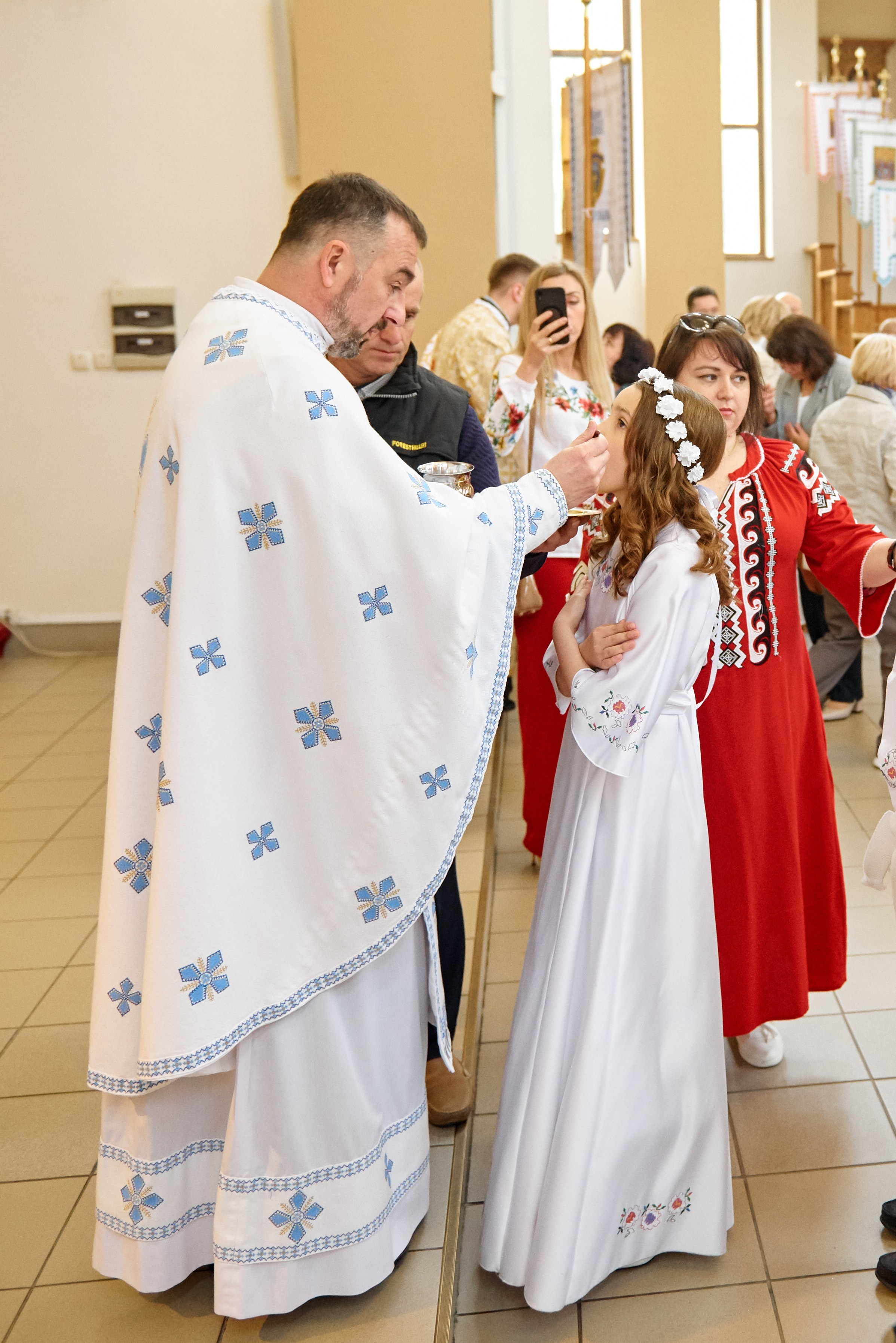 Храм Матері Божої Неустанної Помочі (біля літака). Фотограф новонароджених діток та їх сімей в Тернополі