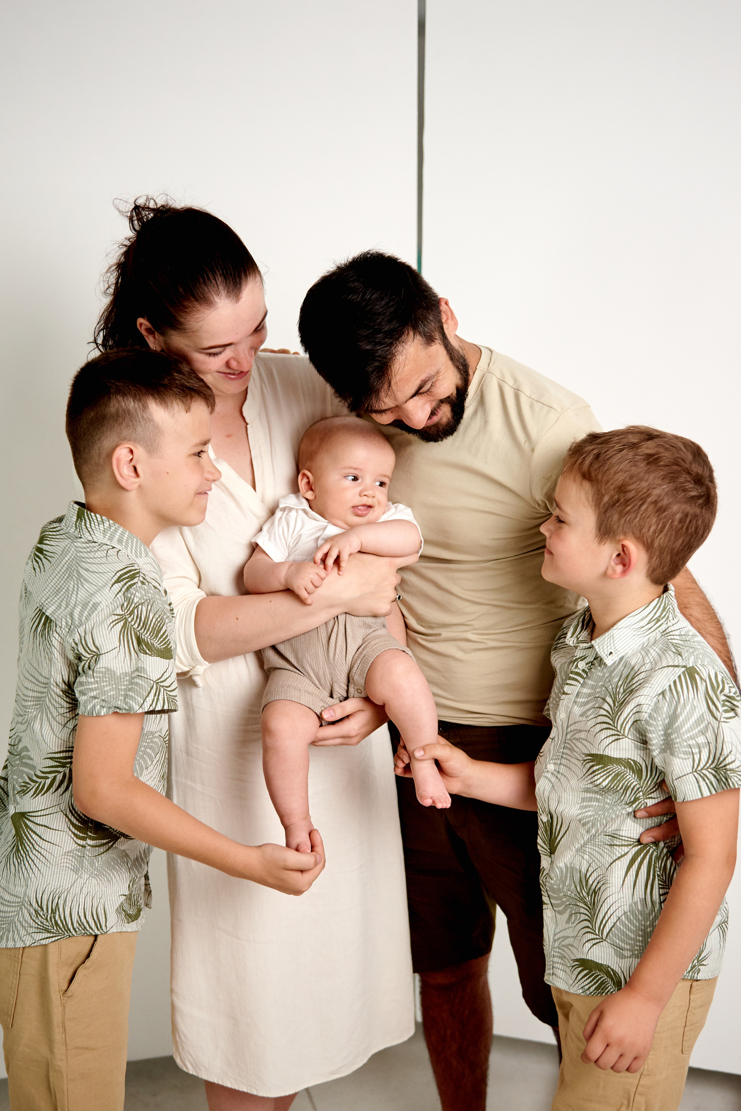 Катя Сем Матвій Костя і Даніель. Фотограф новонароджених діток та їх сімей в Тернополі