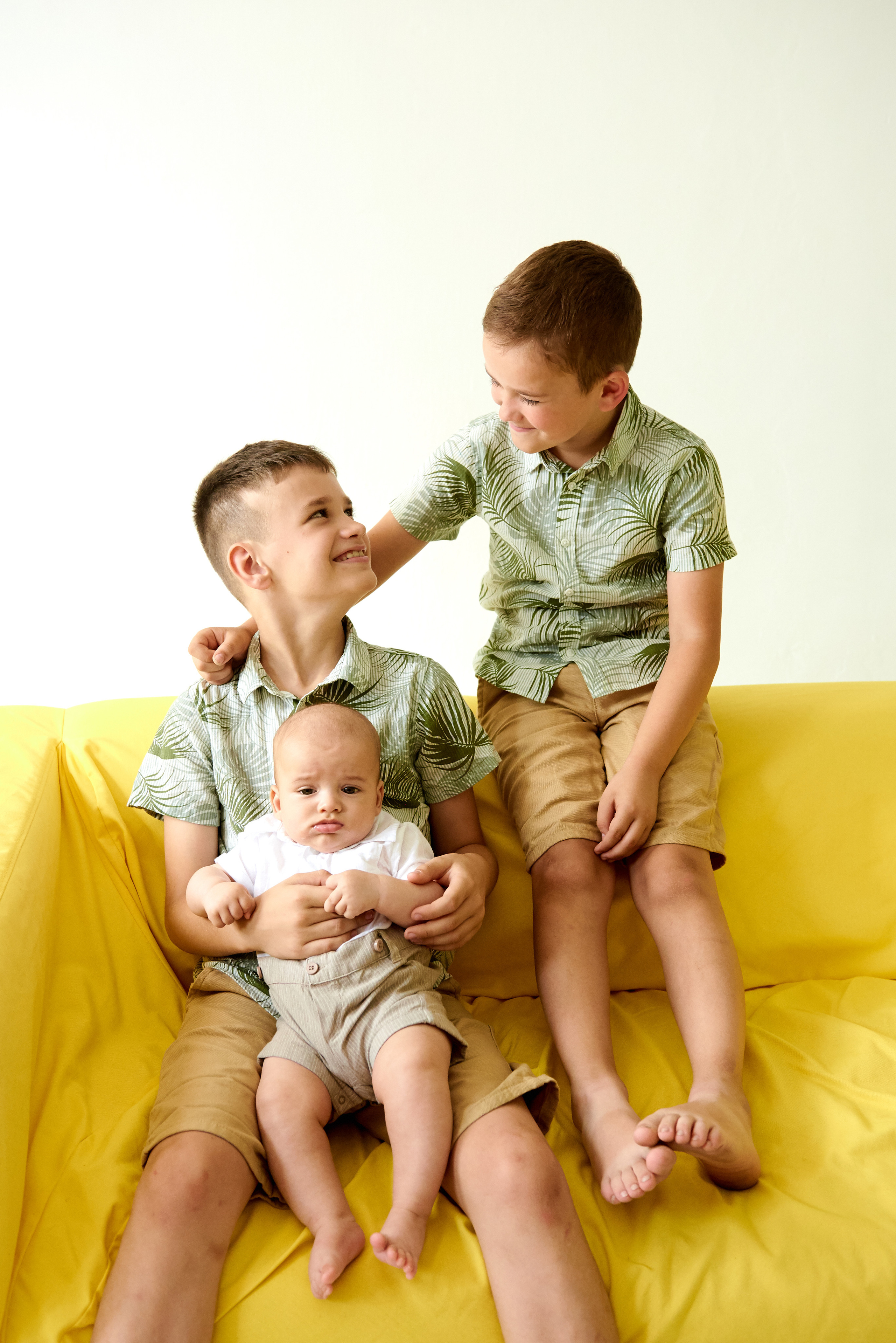 Катя Сем Матвій Костя і Даніель. Фотограф новонароджених діток та їх сімей в Тернополі