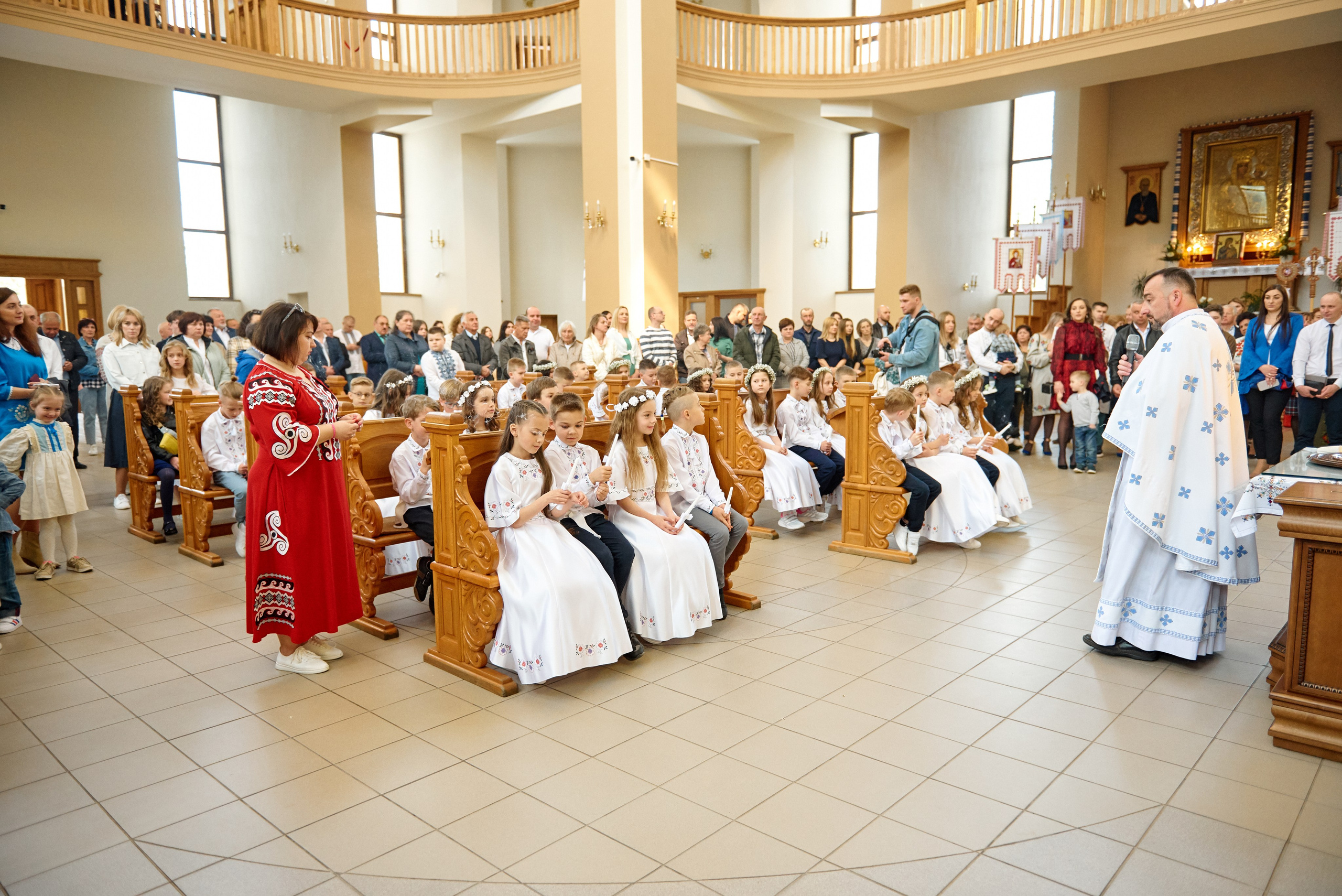 Храм Матері Божої Неустанної Помочі (біля літака). Фотограф новонароджених діток та їх сімей в Тернополі