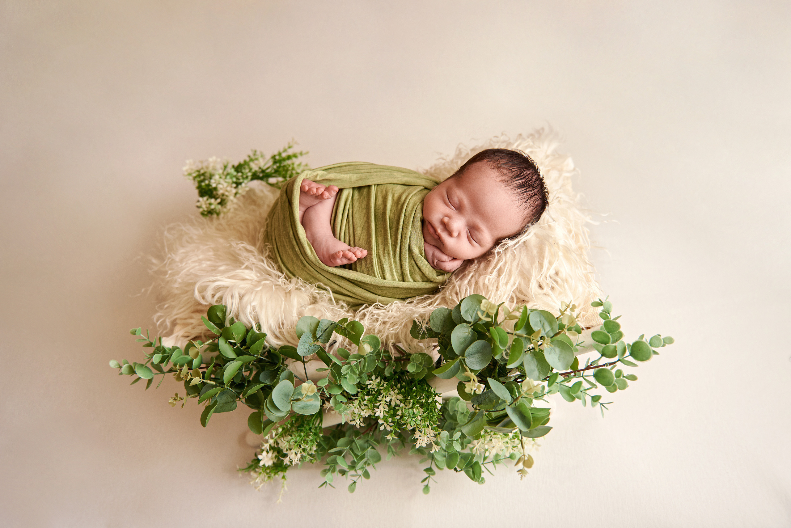Фото малюка тільки в обмотках. Фотограф новонароджених діток та їх сімей в Тернополі