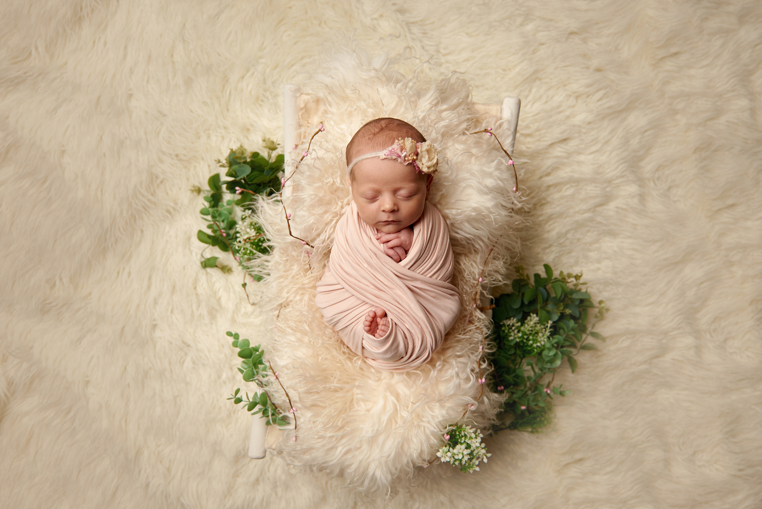 Фото малюка тільки в обмотках. Фотограф новонароджених діток та їх сімей в Тернополі