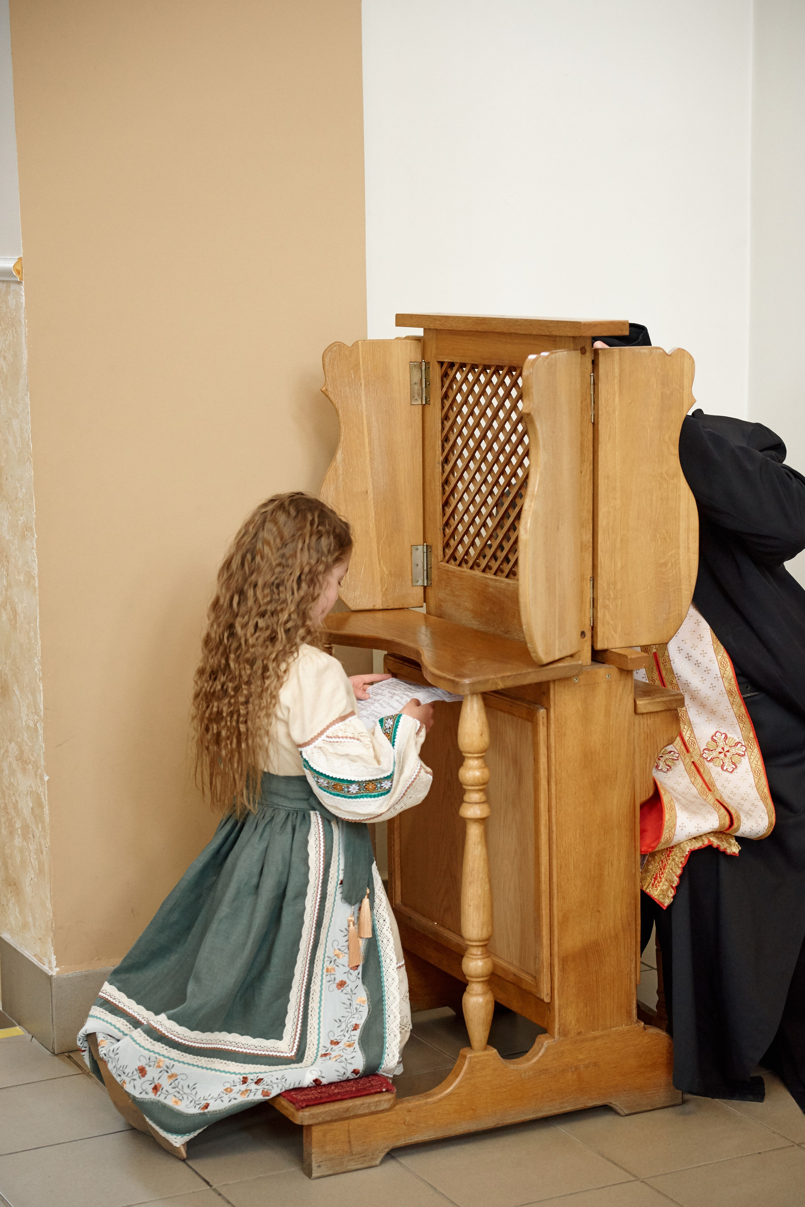 Храм Матері Божої Неустанної Помочі (біля літака). Фотограф новонароджених діток та їх сімей в Тернополі