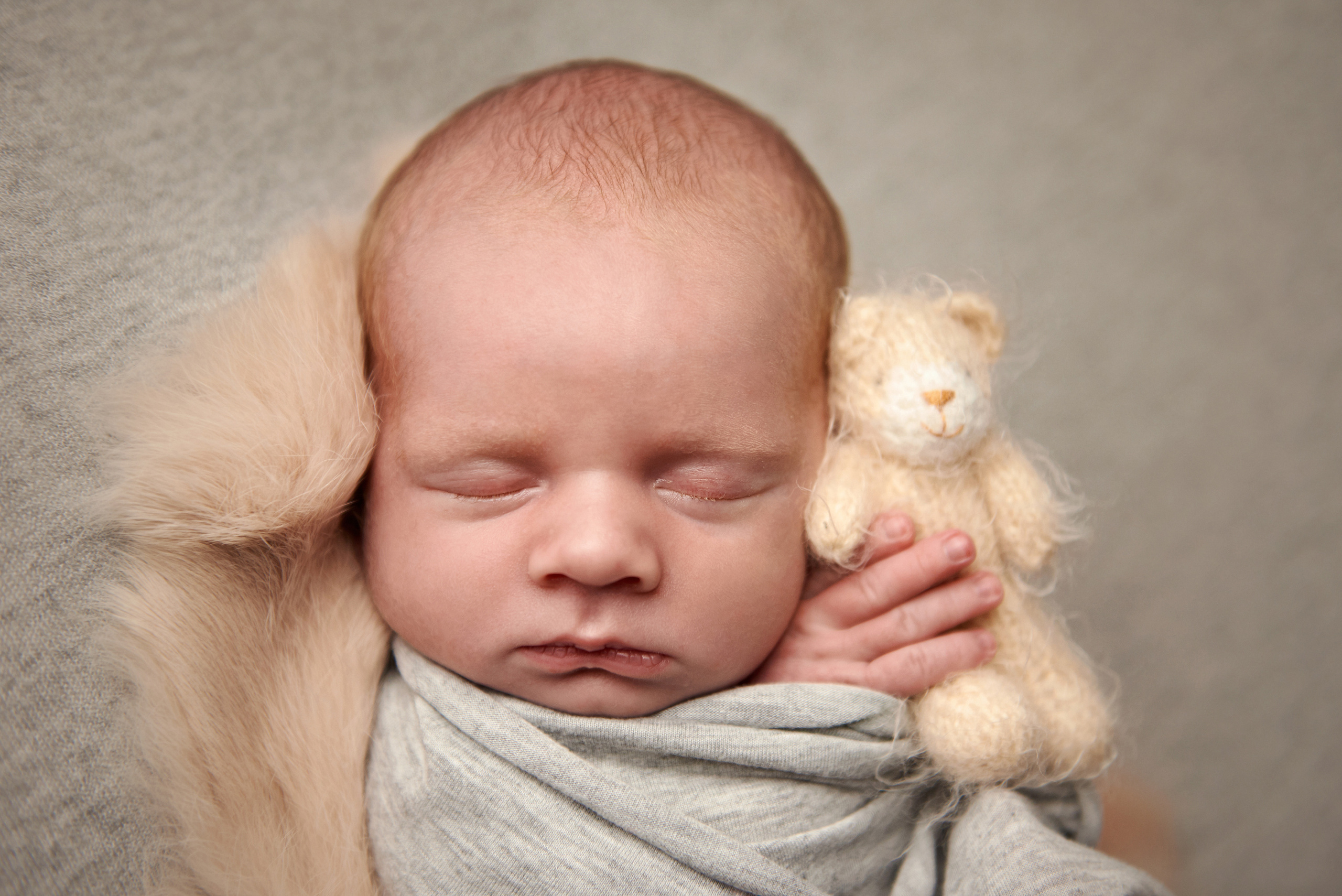 Фото малюка тільки в обмотках. Фотограф новонароджених діток та їх сімей в Тернополі