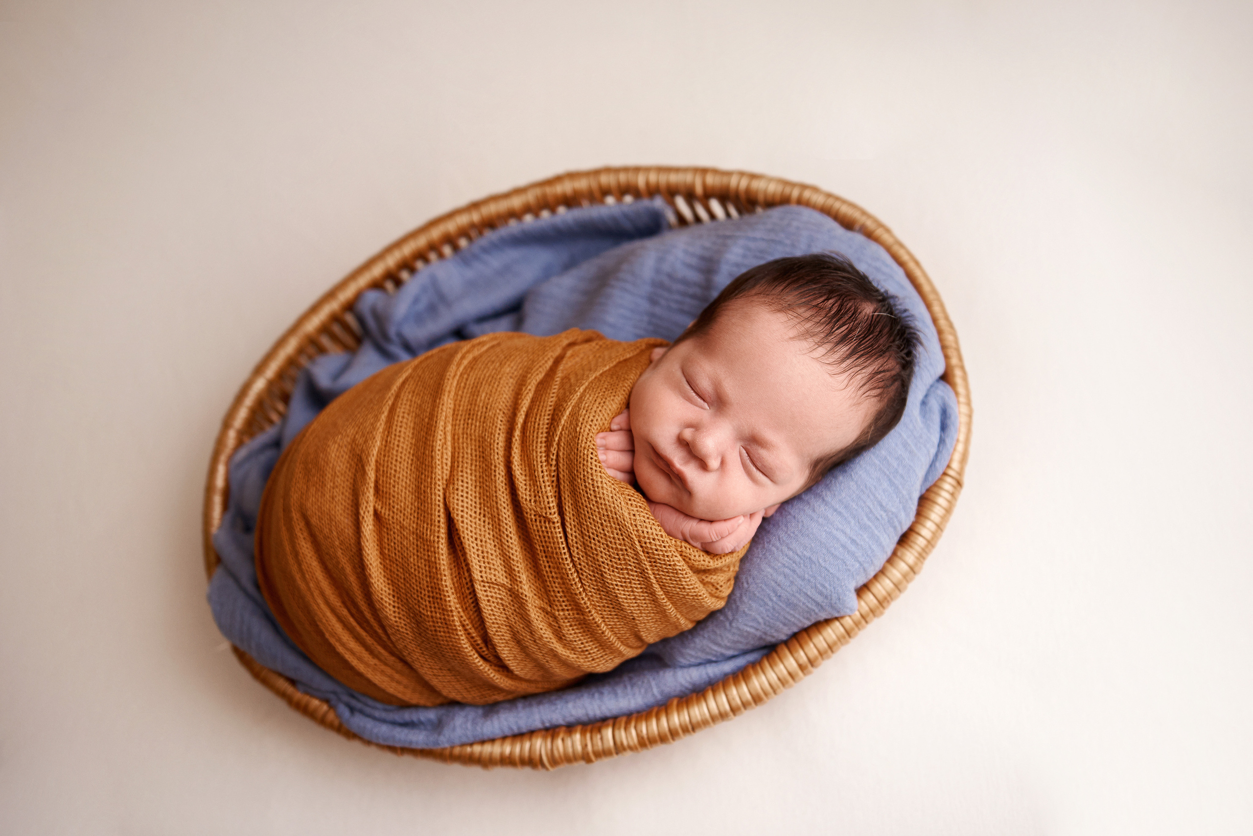 Фото малюка тільки в обмотках. Фотограф новонароджених діток та їх сімей в Тернополі