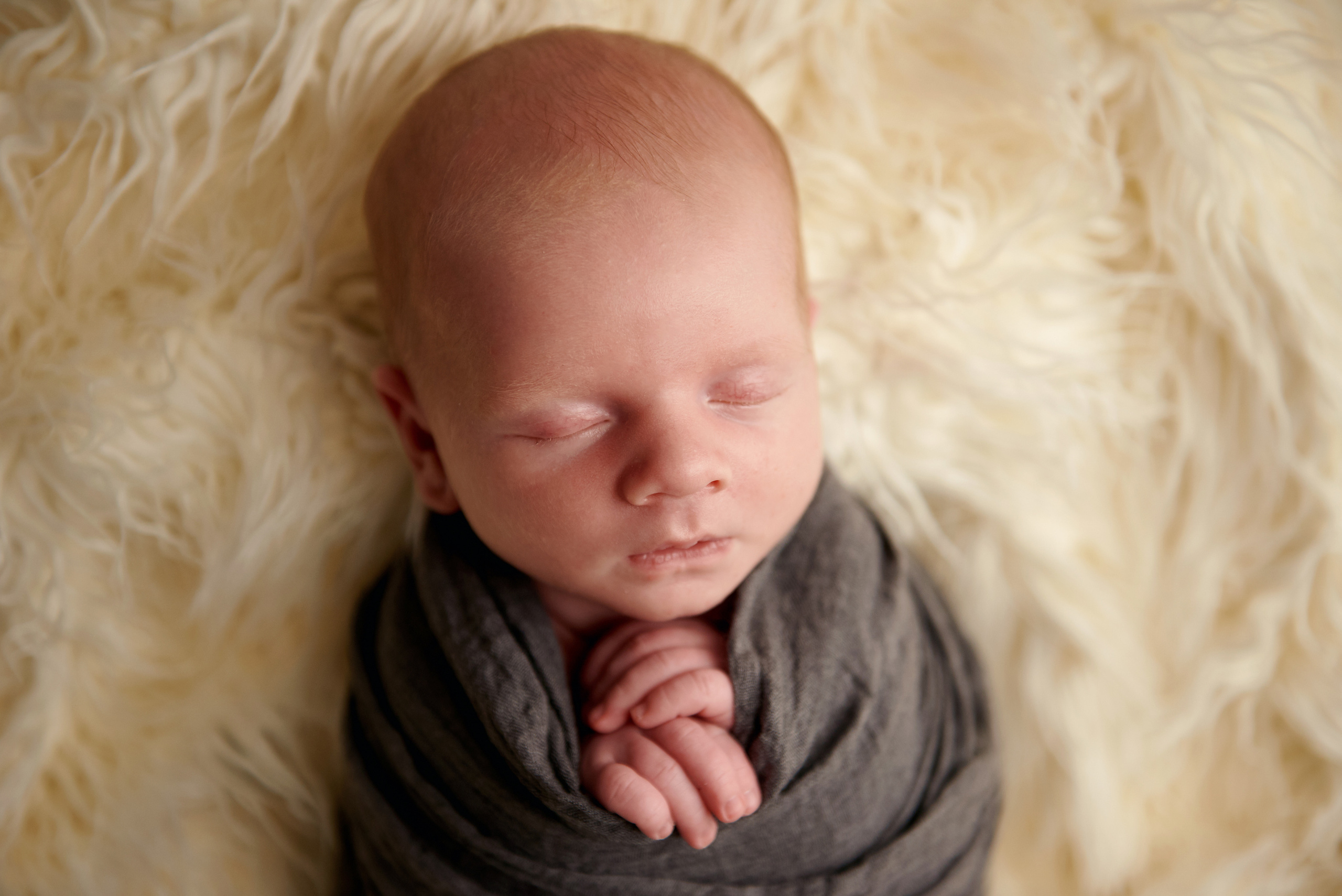 Фото малюка тільки в обмотках. Фотограф новонароджених діток та їх сімей в Тернополі