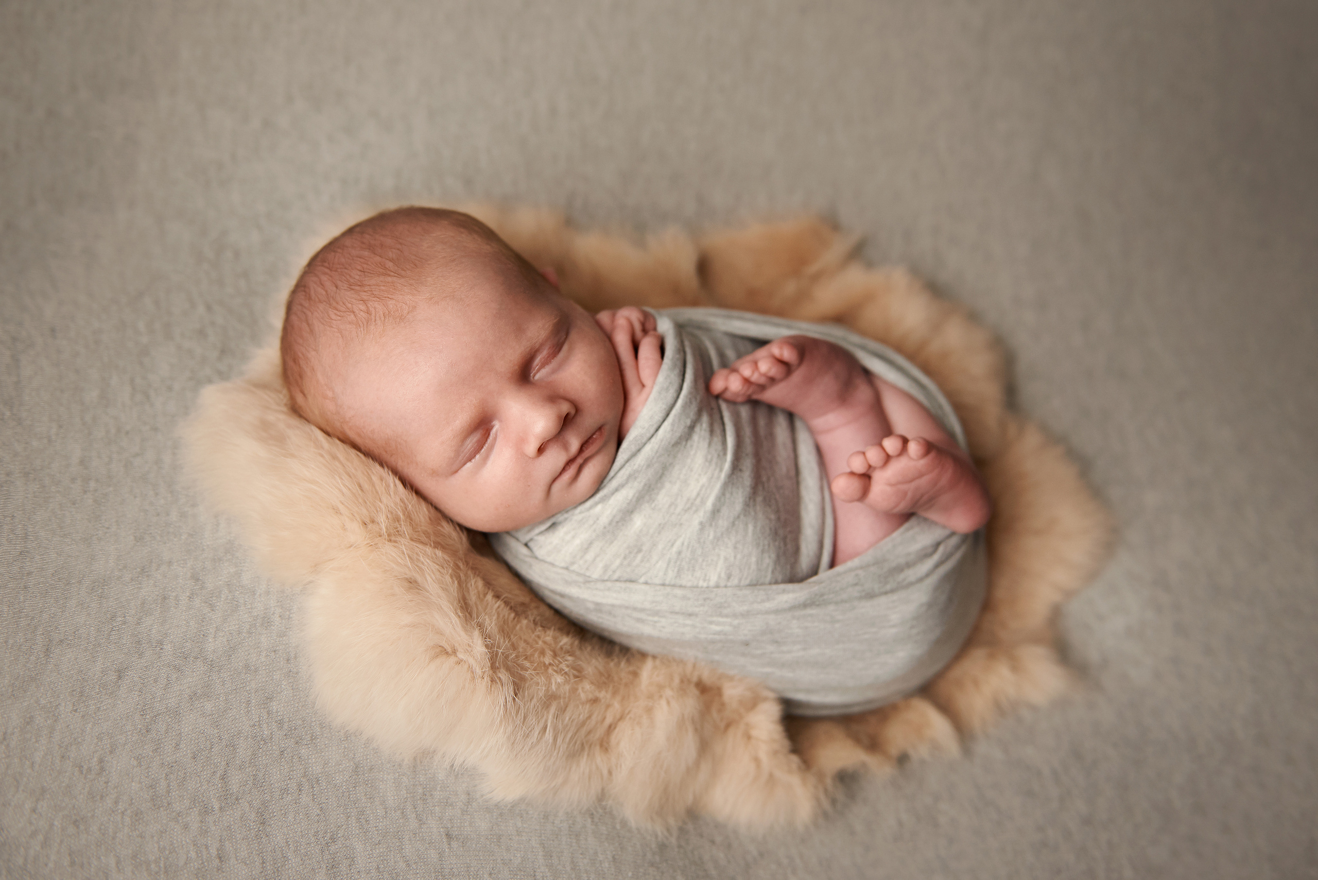 Фото малюка тільки в обмотках. Фотограф новонароджених діток та їх сімей в Тернополі