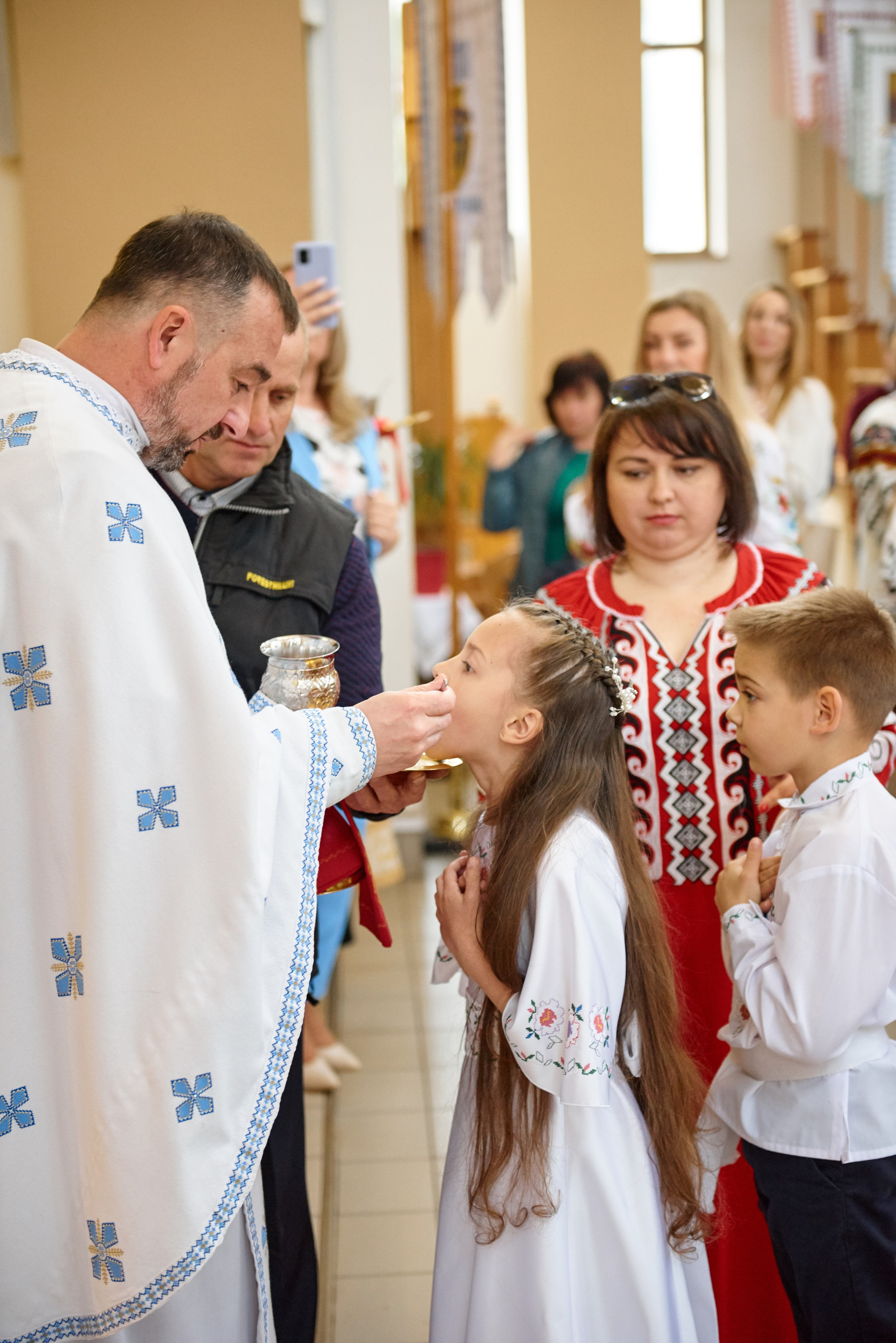 Храм Матері Божої Неустанної Помочі (біля літака). Фотограф новонароджених діток та їх сімей в Тернополі