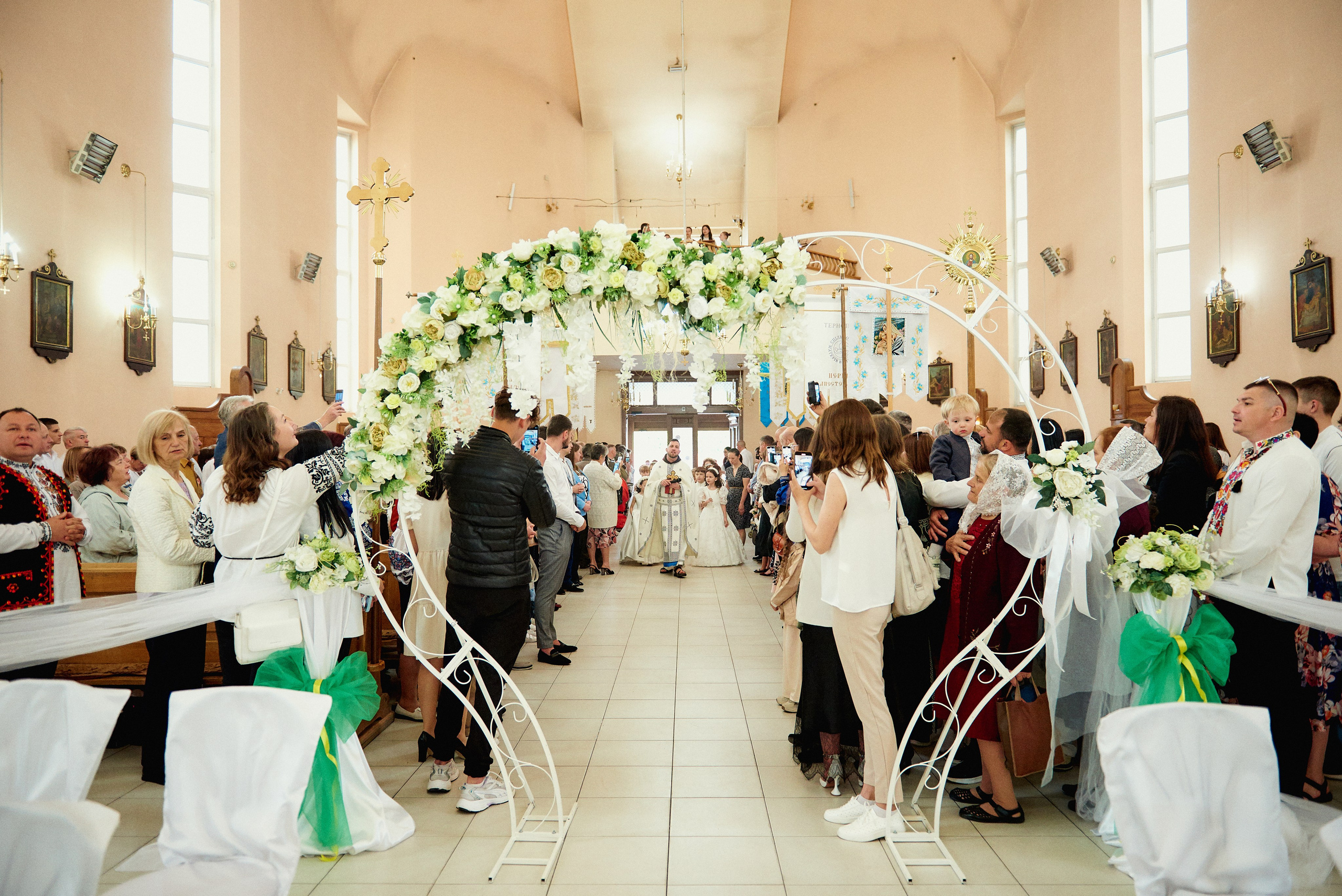 Церква св. Петра. Фотограф новонароджених діток та їх сімей в Тернополі