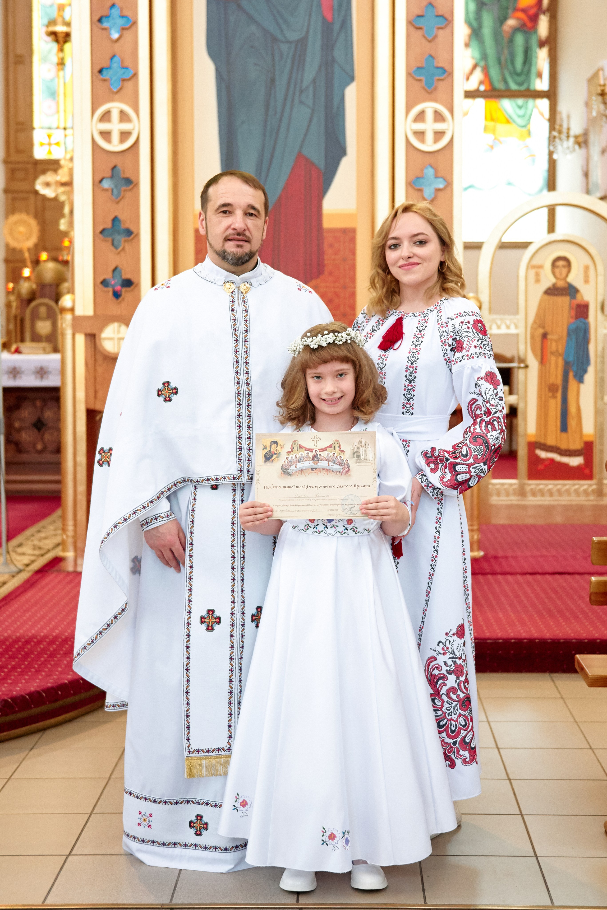 Храм Матері Божої Неустанної Помочі (біля літака). Фотограф новонароджених діток та їх сімей в Тернополі