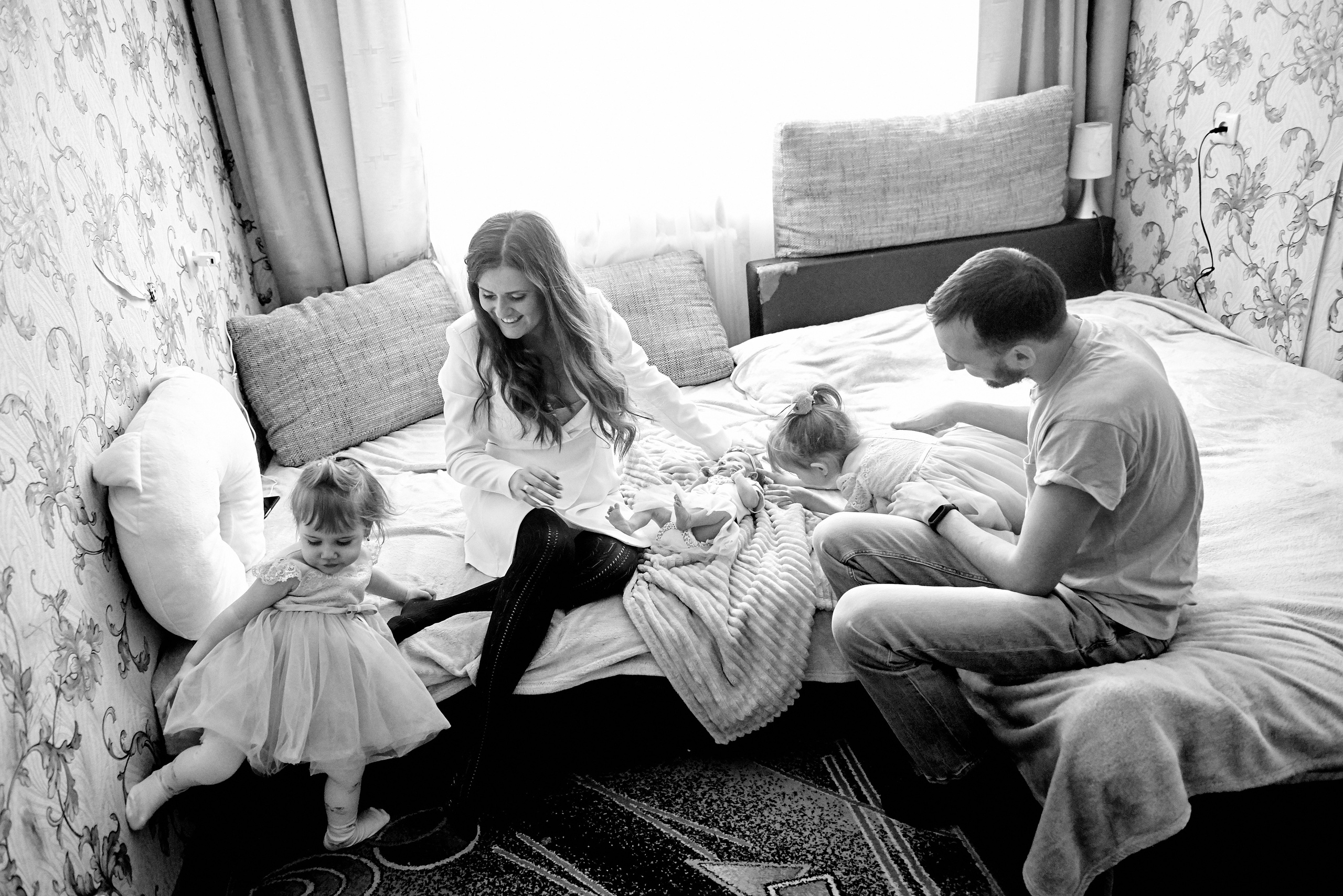 Олена та Влад Емма Єва та Еліна 9 днів життя. Фотограф новонароджених діток та їх сімей в Тернополі