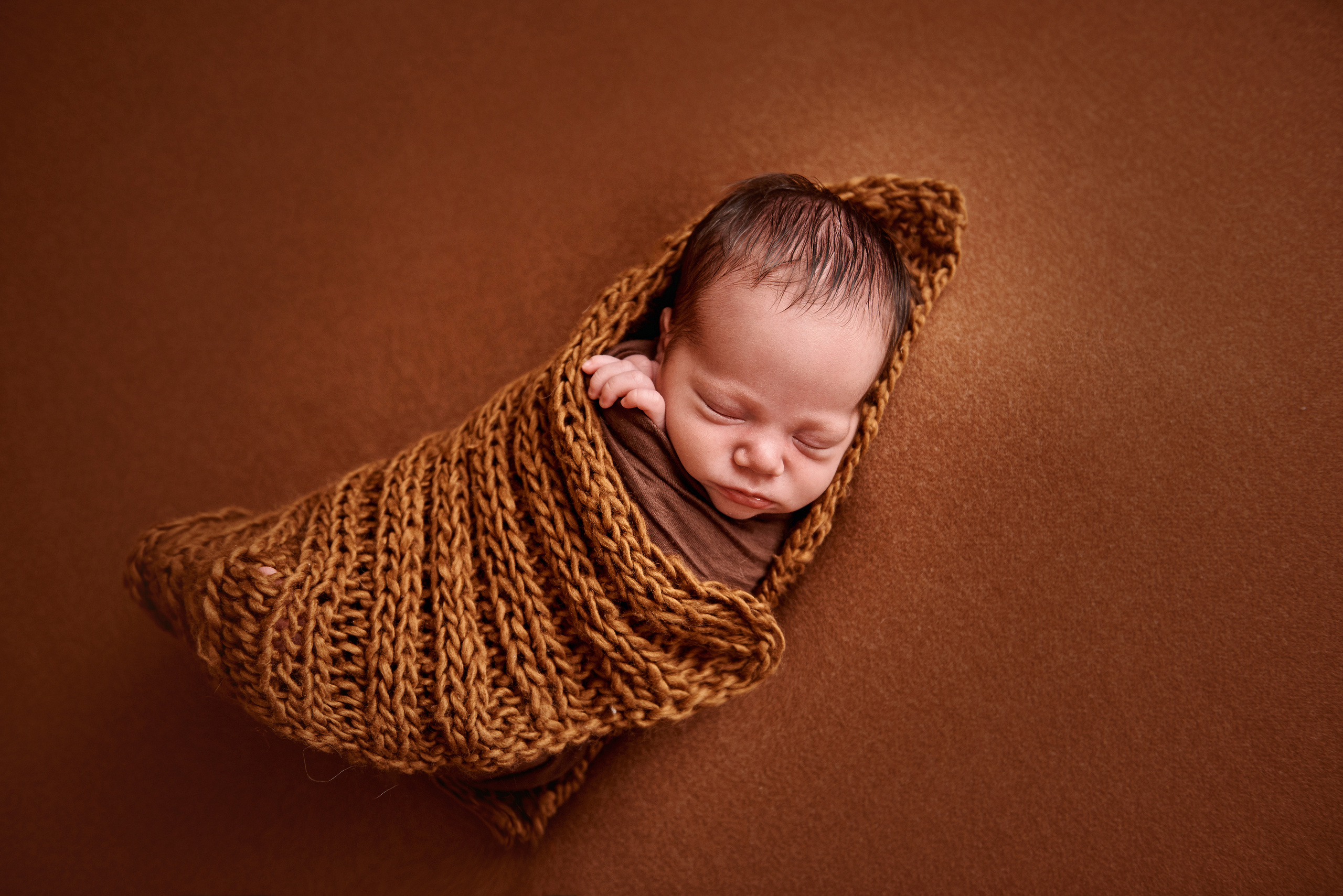 Фото малюка тільки в обмотках. Фотограф новонароджених діток та їх сімей в Тернополі