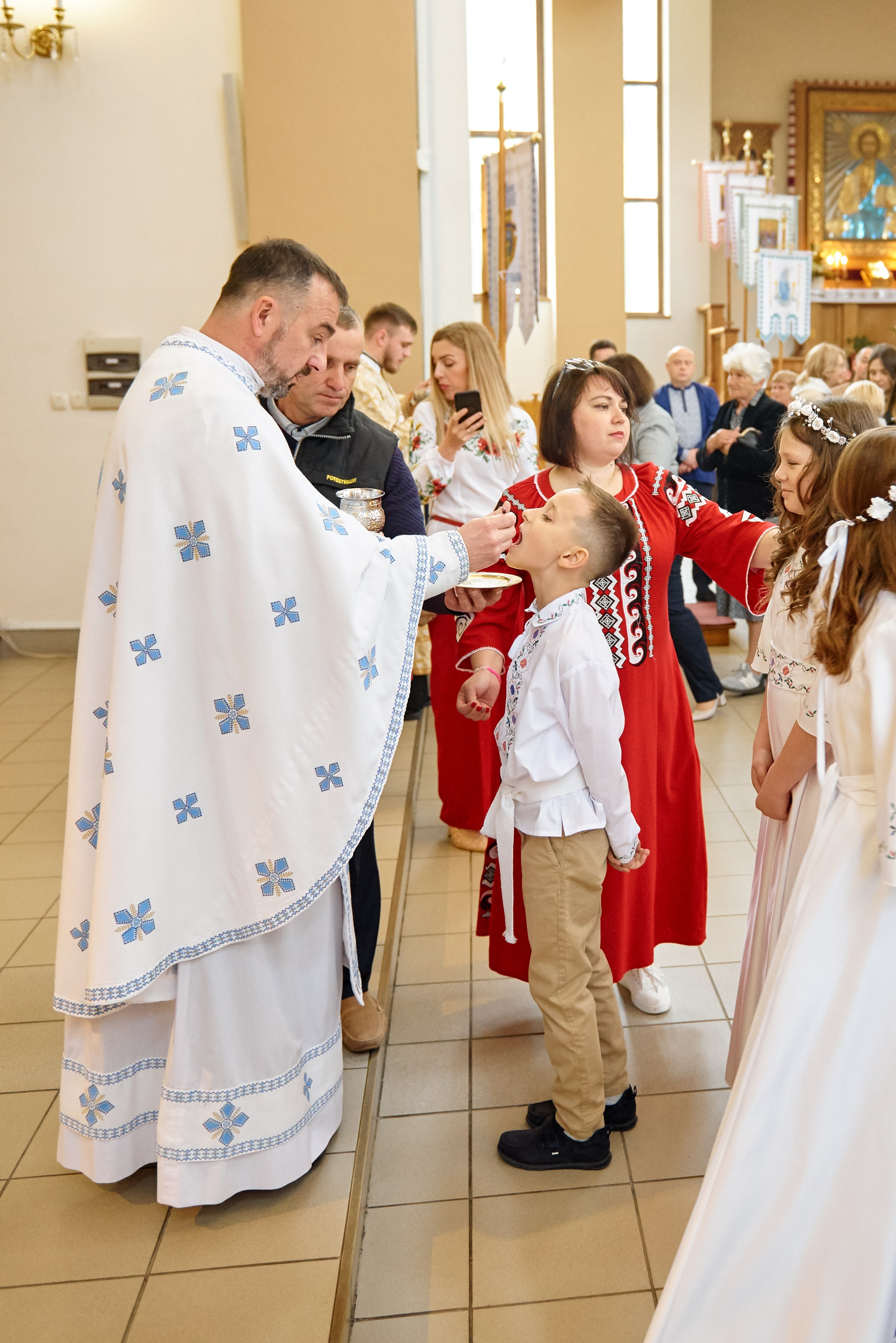 Храм Матері Божої Неустанної Помочі (біля літака). Фотограф новонароджених діток та їх сімей в Тернополі