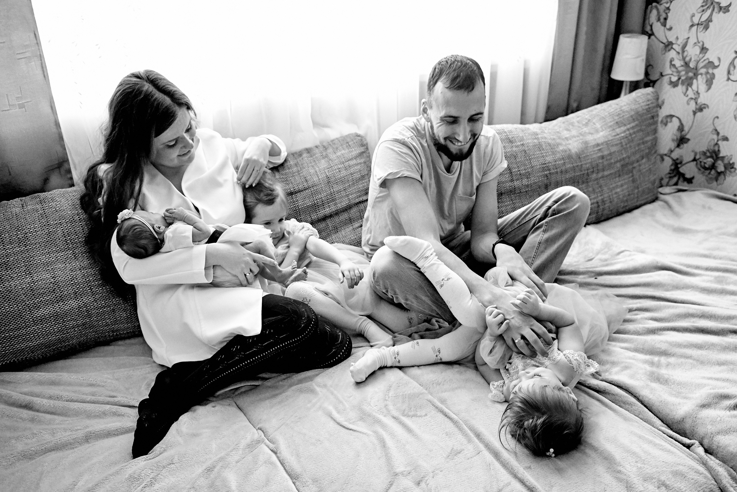 Олена та Влад Емма Єва та Еліна 9 днів життя. Фотограф новонароджених діток та їх сімей в Тернополі