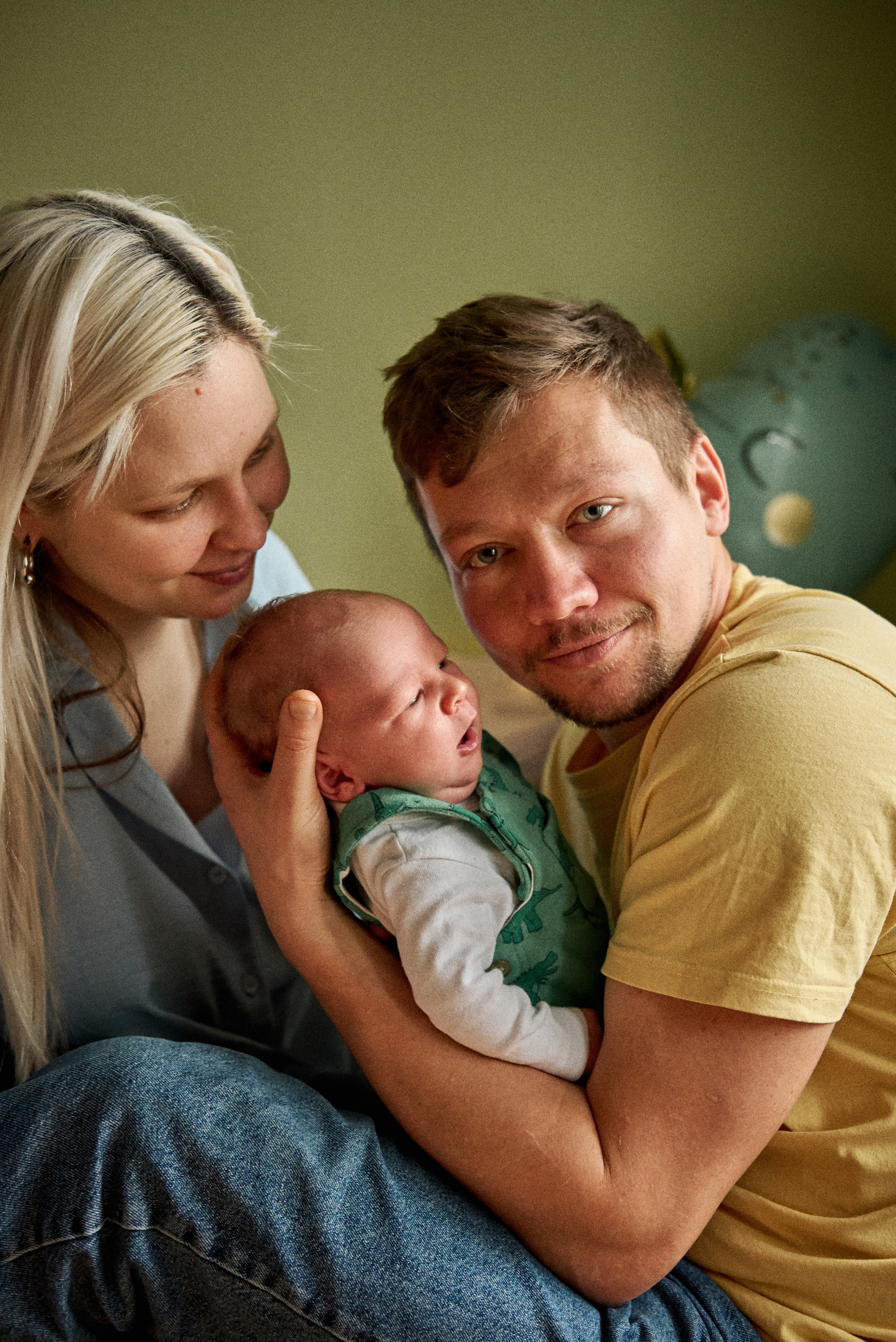 Аня Володя і Назар. Фотограф новонароджених діток та їх сімей в Тернополі